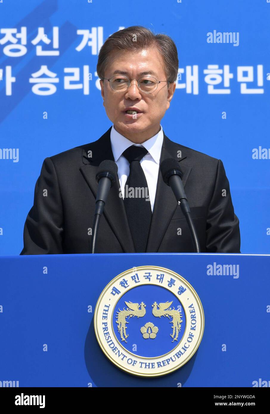 South Korean President Moon Jae-in, speaks during the 37th annual May 18 Democratic Uprising memorial at the Gwangju National Cemetery in Gwangju, South Korea, Thursday, May 18, 2017. The cemetery honors hundreds of citizens who were killed in the city during their protests against the military junta of Chun Doo-hwan in May 1980. (Kim Min-hee/Pool Photo via AP) Banque D'Images