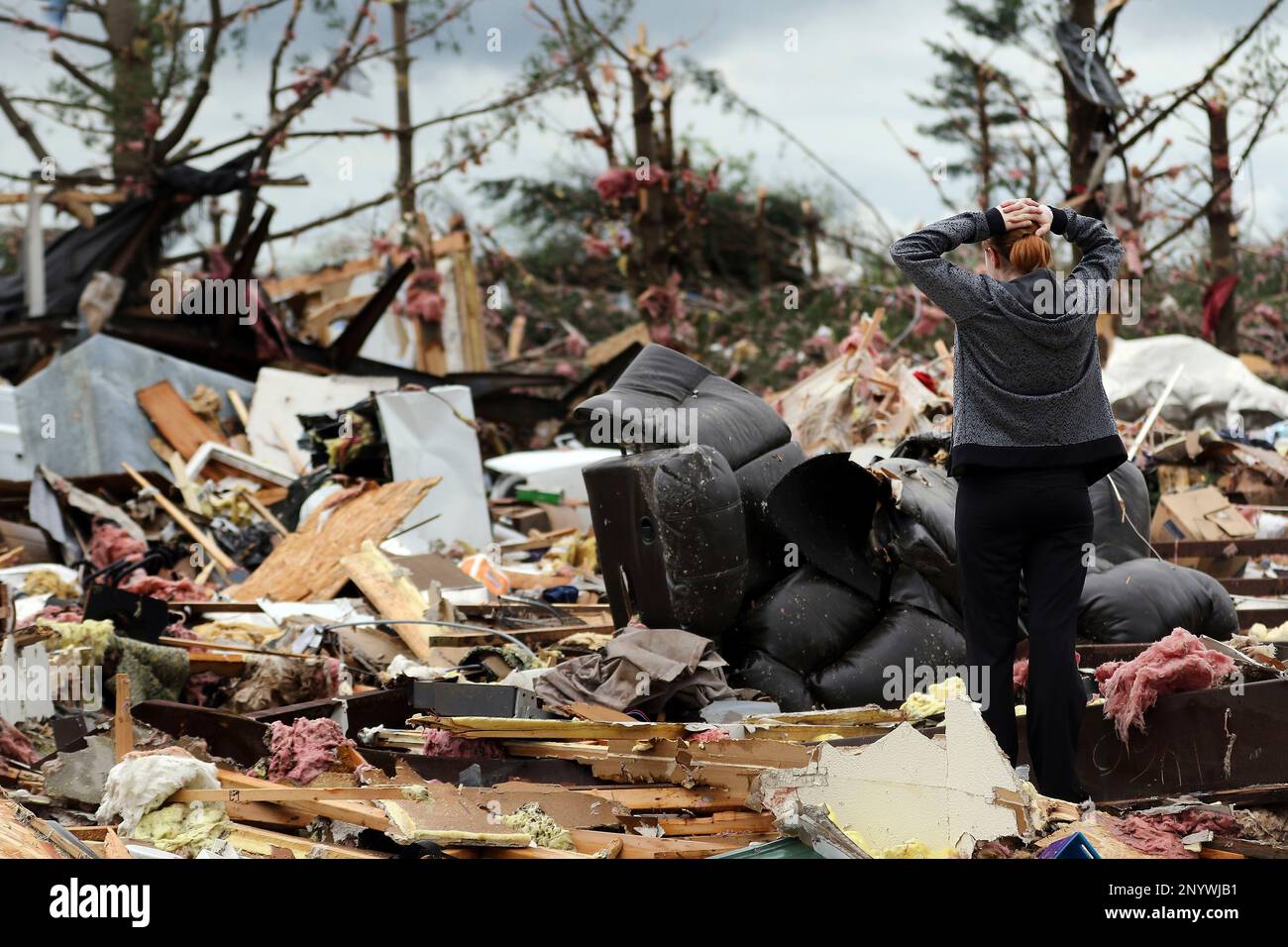 Marissa Rhoades searches for her missing cat at the Prairie Lake Estates mobile home park in Barron County, Wis., Wednesday, May 17, 2017. Residents of an Oklahoma subdivision and a Wisconsin trailer park that were leveled by deadly tornadoes sifted through what remained of their homes and possessions Wednesday, even as forecasters warned of another round of powerful storms on the horizon. (Marisa Wojcik/The Eau Claire Leader-Telegram via AP) Banque D'Images