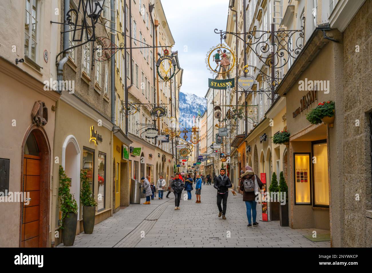 Boutiques de Getreidegasse dans le centre historique, Salzbourg, Autriche Banque D'Images
