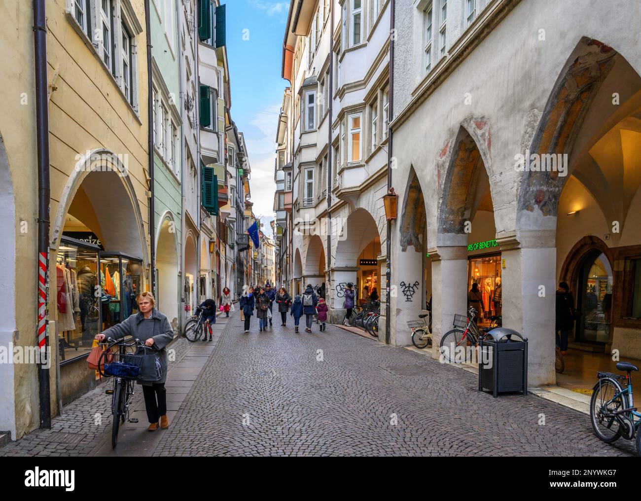 Boutiques sur via dei Portici, Bolzano, Italie (Bozen) Banque D'Images