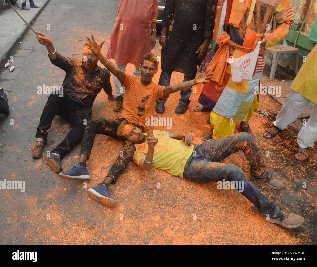 2 mars 2023, Kolkata, Inde: Les militants du Parti Bharatiya Janta (BJP) célèbrent la victoire du Parti Bharatiya Janta à Tripura, après les élections de l'Assemblée du Nagaland et de Meghalaya sur 2 mars, 2023 à Kolkata, Inde.(photo de Saikat paul / Groupe Eyepix) Banque D'Images