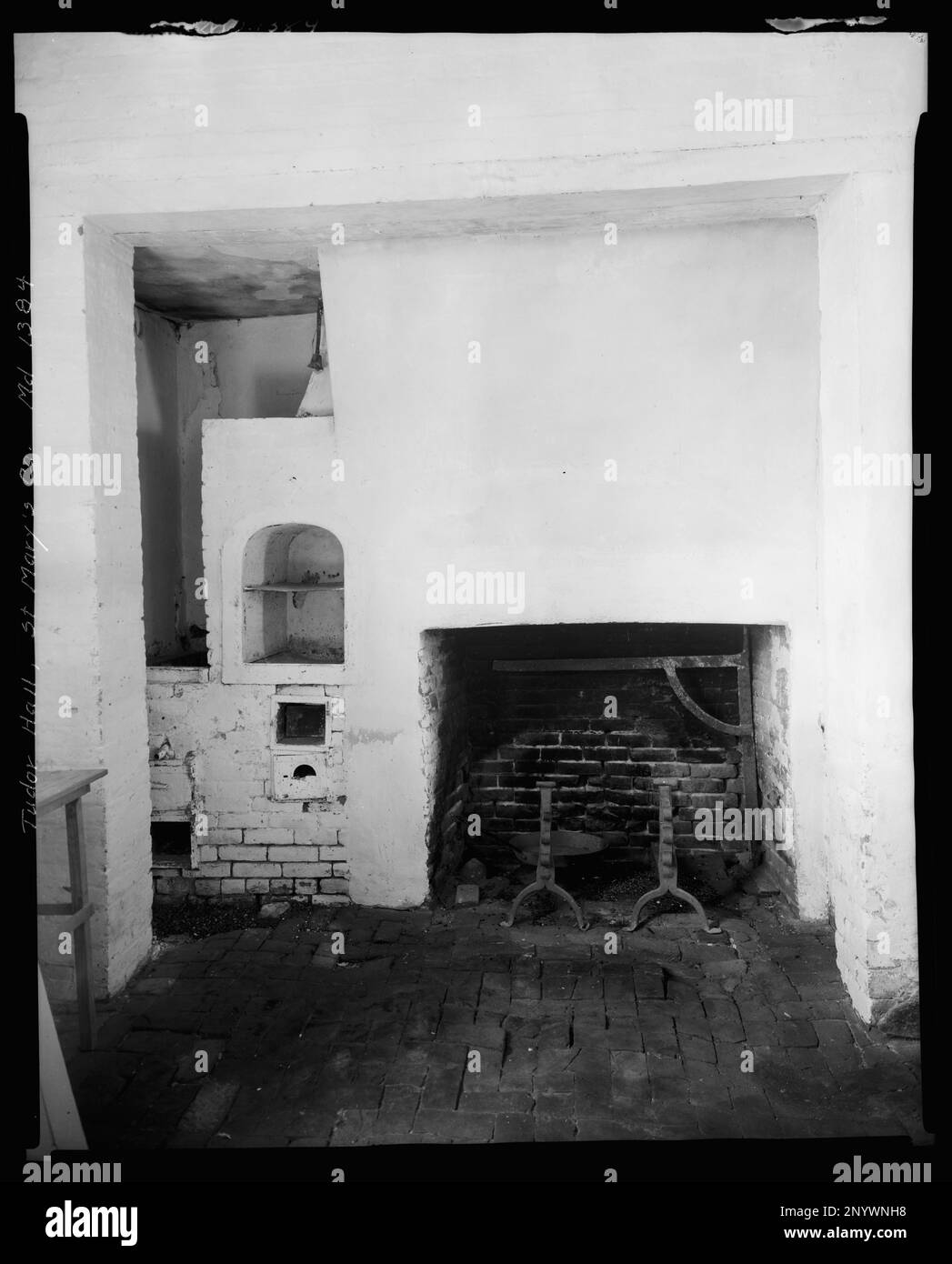 Tudor Hall, Leonardtown, St. Mary's County, Maryland. Carnegie Etude de l'architecture du Sud. États-Unis, Maryland, St. Mary's County, Leonardtown, andirons, brickwork, cheminées, Chambres et espaces. Banque D'Images