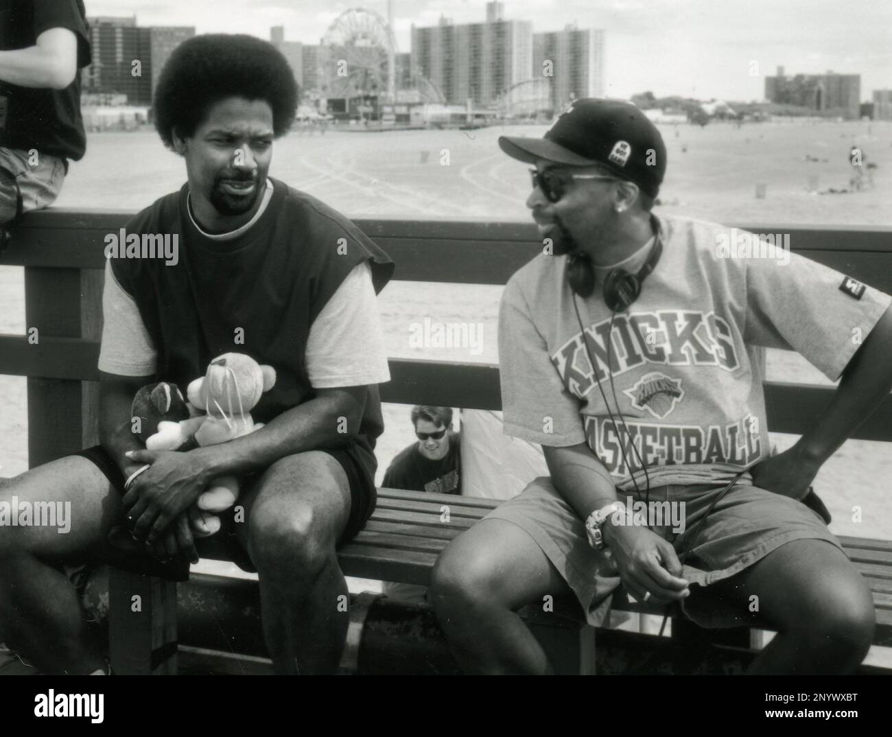 L'acteur américain Denzel Washington et le réalisateur Spike Lee sur le set de He Got Game, USA 1998 Banque D'Images