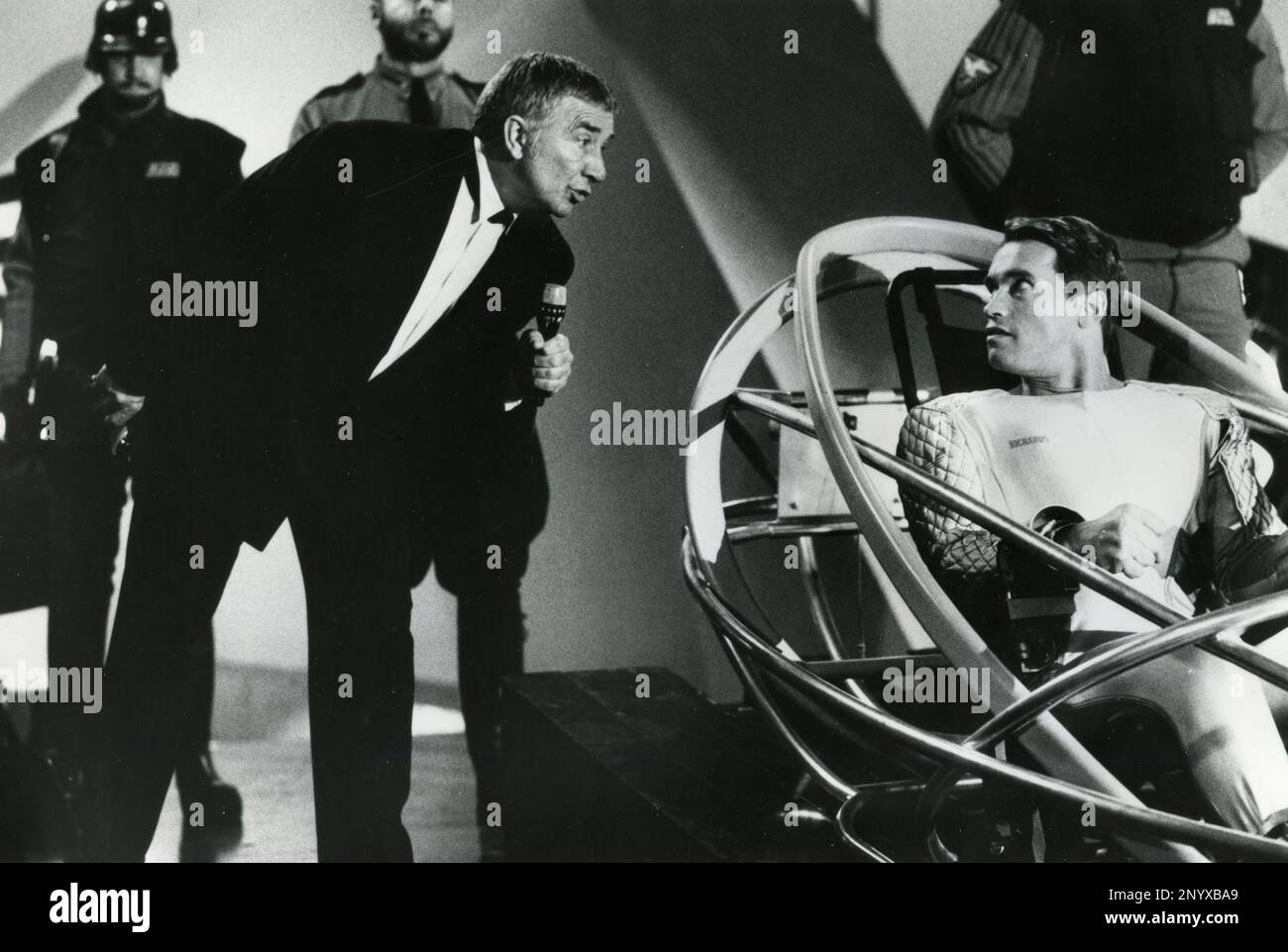 Acteurs Richard Dawson et Arnold Schwarzenegger dans le film The Running Man, USA 1987 Banque D'Images