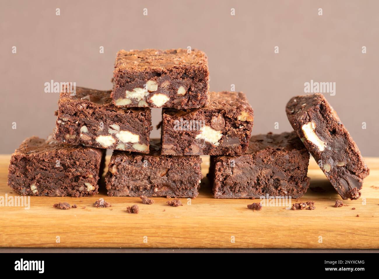 Un lot de trois brownies au chocolat fraîchement cuites sur un plateau en bois. Les brownies sont encore chaudes et très bonnes. un régal Banque D'Images