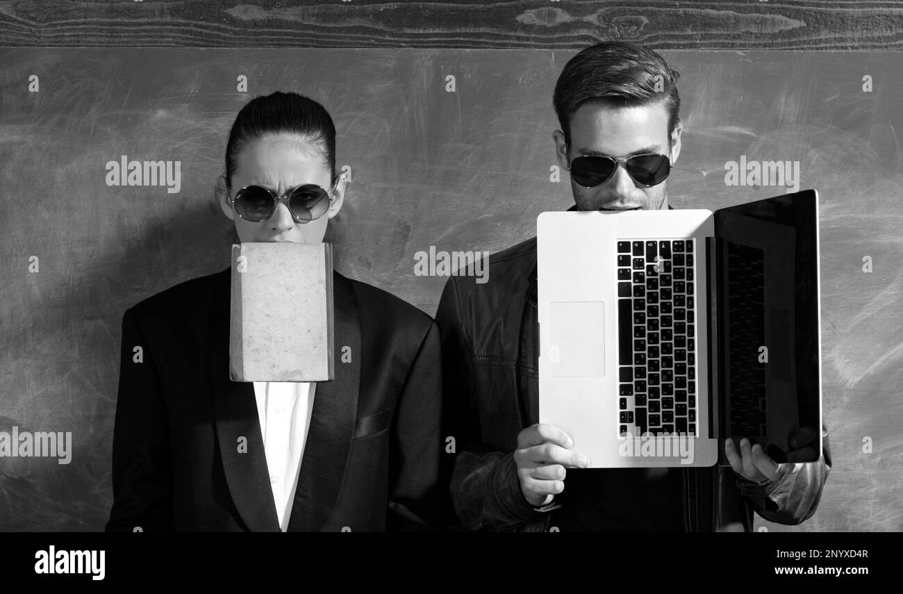 Veste habillée fille costume et gars lunettes de soleil. Tendance à la mode. Accessoire de lunettes de soleil élégant. Personnel scolaire. Lunettes de soleil pour les personnes en classe. Femme homme vêtements Banque D'Images