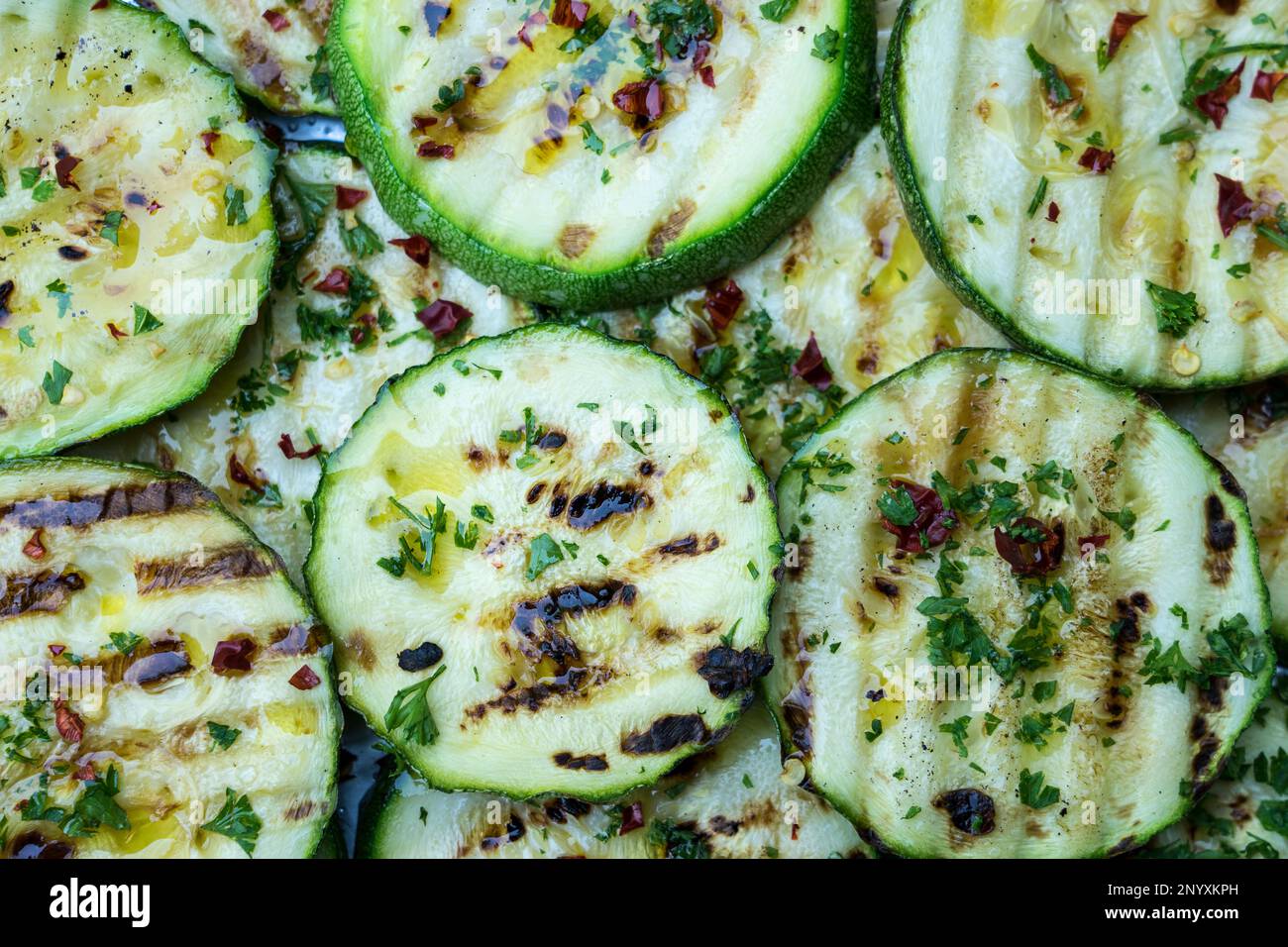 courgettes grillées au piment épicé, au persil et à l'huile d'olive Banque D'Images