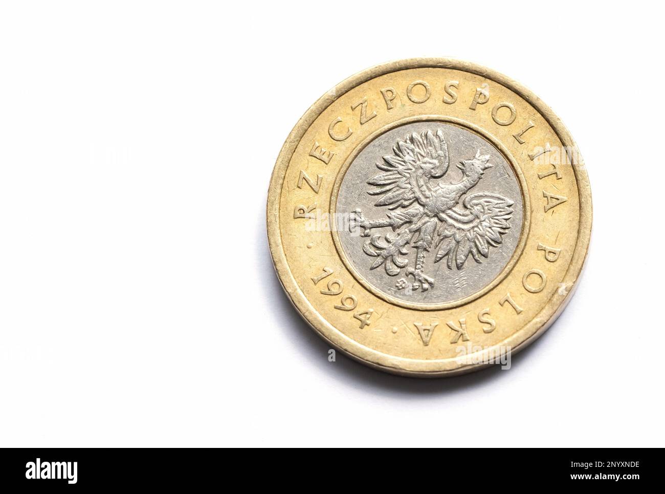 Devise polonaise, une pièce, deux zloty face arrière, aigle, détail macro d'objet, gros plan extrême, personne, pas de personne, pièce de 2 zl sur fond blanc Banque D'Images