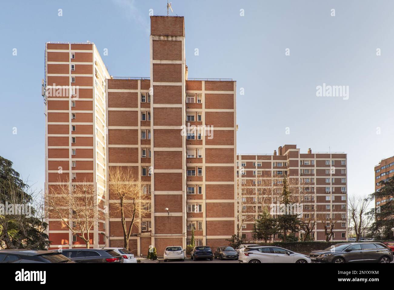 Façades de blocs de logements en urbanisation avec parking sans couvercle Banque D'Images