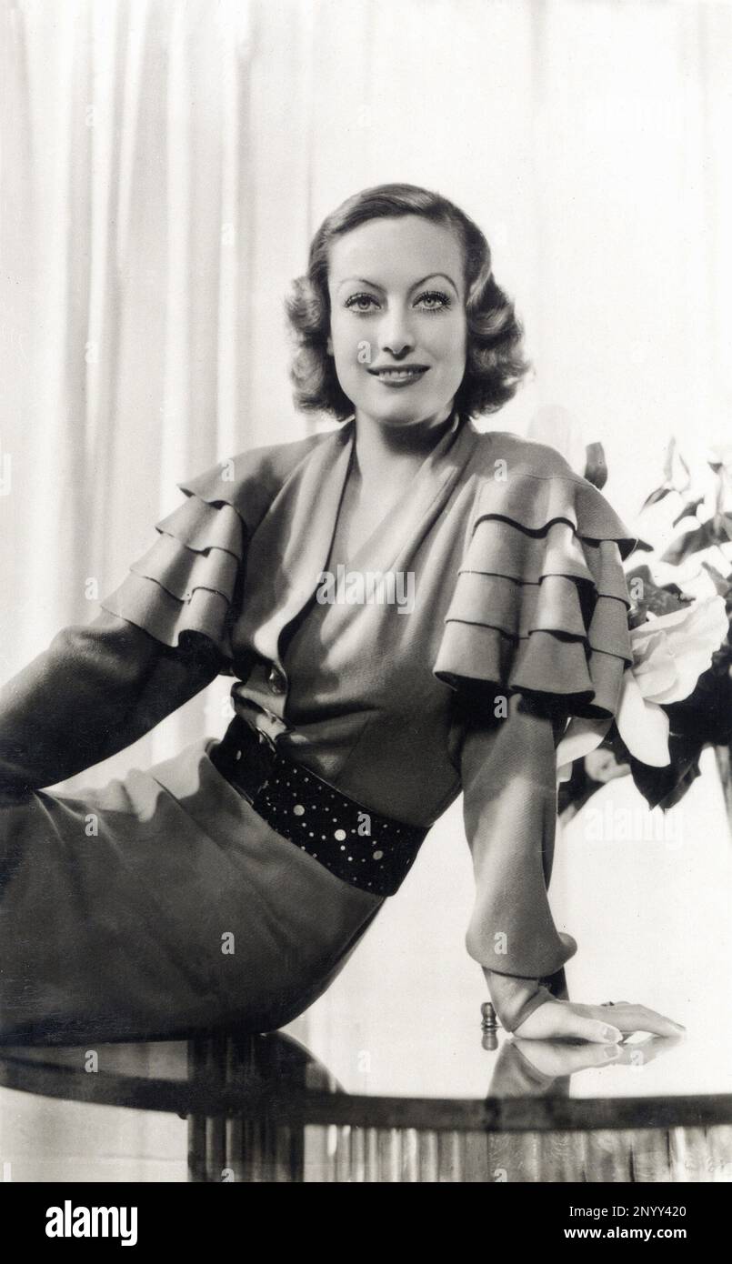 1932 , Etats-Unis : l'actrice Joan CRAWFORD dans une pubblicity encore pour GRAND HOTEL par Edmund Goulding , De l'histoire de Vicki Baum - FILM - CINÉMA - portrait - ritrato - sourire - sorriso - DIVA - DIVINA - VAMP - ART DÉCO - ANNI TRENTA - 30's - '30 - cintura - ceinture ---- Archivio GBB Banque D'Images