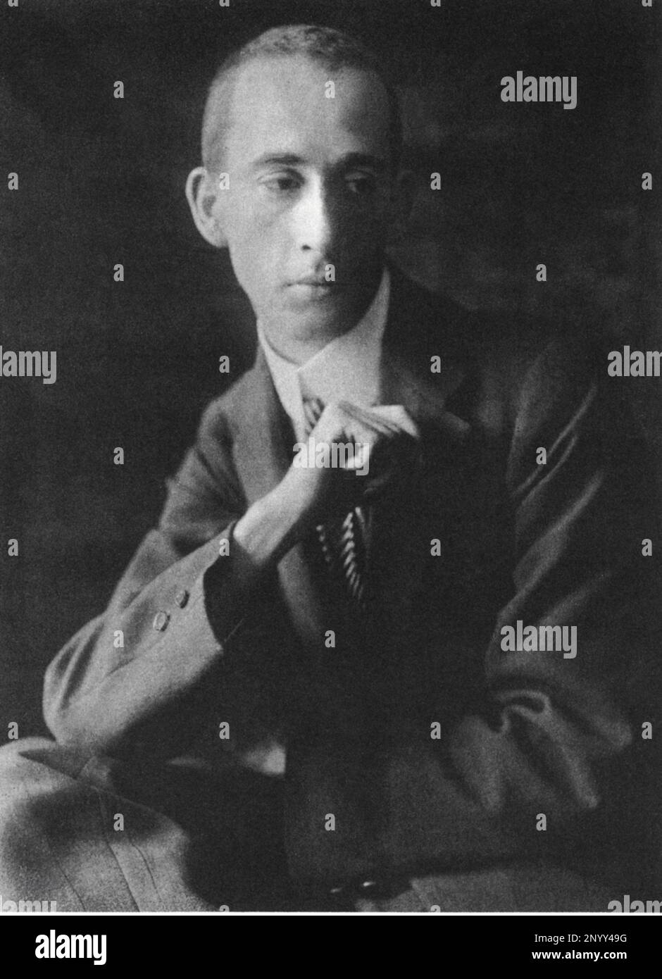 1910 environ : Le peintre impressionniste autrichien ANTON FAISTAUER ( 1887 - 1930 ) , à Vienne, ami proche du peintre expressionniste autrichien EGON SCHIELE ( 1890 - 1918 ) - SESSIONE VIENNESE - ARTS VISUELS - ARTI VISIVE - Arte - portrait - ritratto - penseur - pensatore - col - colletto --- Archivio GBB Banque D'Images