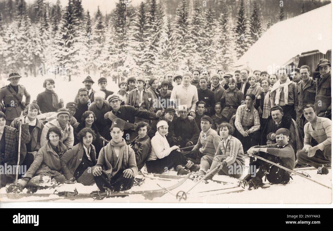 1929 CA , Fiume ( Ryeika ) , Istrie : Un groupe de jeunes étudiants italiens CLUB ALPINO ITALIANO en une belle journée de neige . Photo de G. Luchesich , Fiume - NEVE - SCI - SPORT sciistico - sciatori - SKI - montagna - montagnes - nievicata - sourire - sorriso - FOTO DI GRUPPO - CAI - questione fiumana - istriani - FOTO STORICHE - HISTOIRE - garçons - youmg hommes - giovani - razzi vacanza - voyage - Vacances - TURISTI - TURISMO - TOURISME - TOURISME - Yougoslavie - slavi - ygoglavi - FASCISMO - FASCISTA - FASCISME - FASCISTE - ANNI VENTI - 20's - '20 --- Archivio GBB Banque D'Images