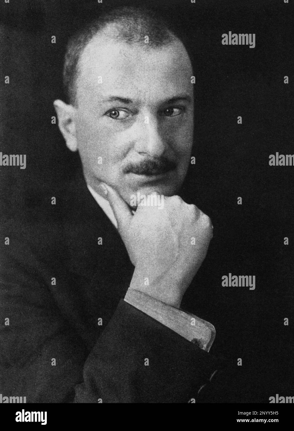 1915 environ : La galerie autrichienne d'essayistes et de directeurs d'art à Vienne ARTHUR ROESSLER ( Vienne 20 février 1877 - 20 juillet 1955 ) , ami proche du peintre autrichien expressionniste EGON SCHIELE ( 1890 - 1918 ) - SESSIONE VIENNESE - ARTS VISUELS - ARTI VISIVE - Arte - portrait - ritratto - penseur - pensatore - bachigi - moustache - gallerista - critico d'arte --- Archivio GBB Banque D'Images