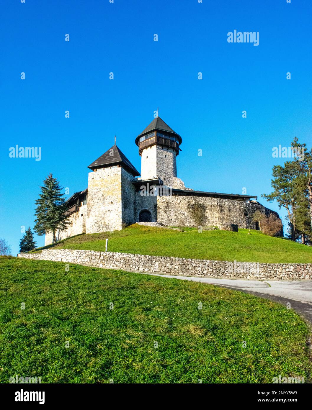 Vieux château romantique mais oublié de la ville de Velika Kladusa. Banque D'Images