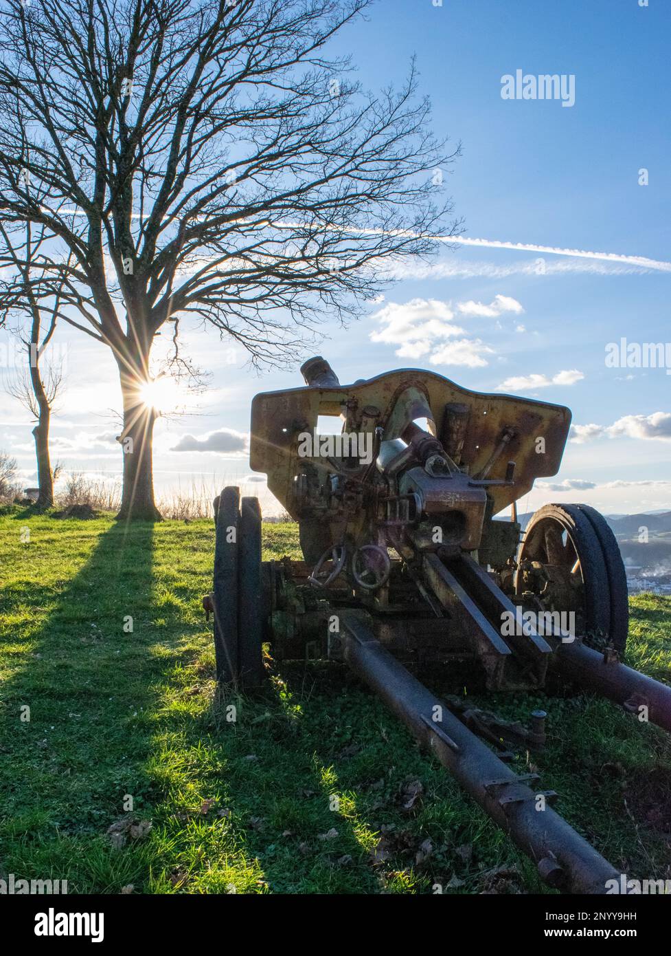 L'artillerie ancienne, rouillée, non utilisée et oubliée reste de l'ancienne guerre en Bosnie. Banque D'Images