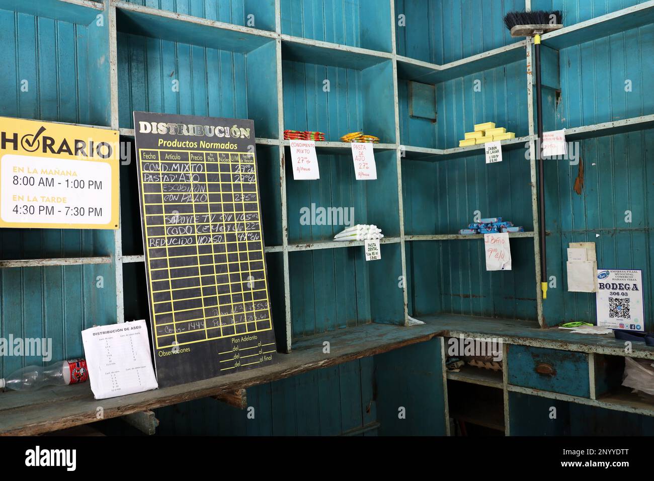 Bodega de magasin social avec des étagères à moitié vides et des marchandises vendues par cartes. Système la libretta Banque D'Images