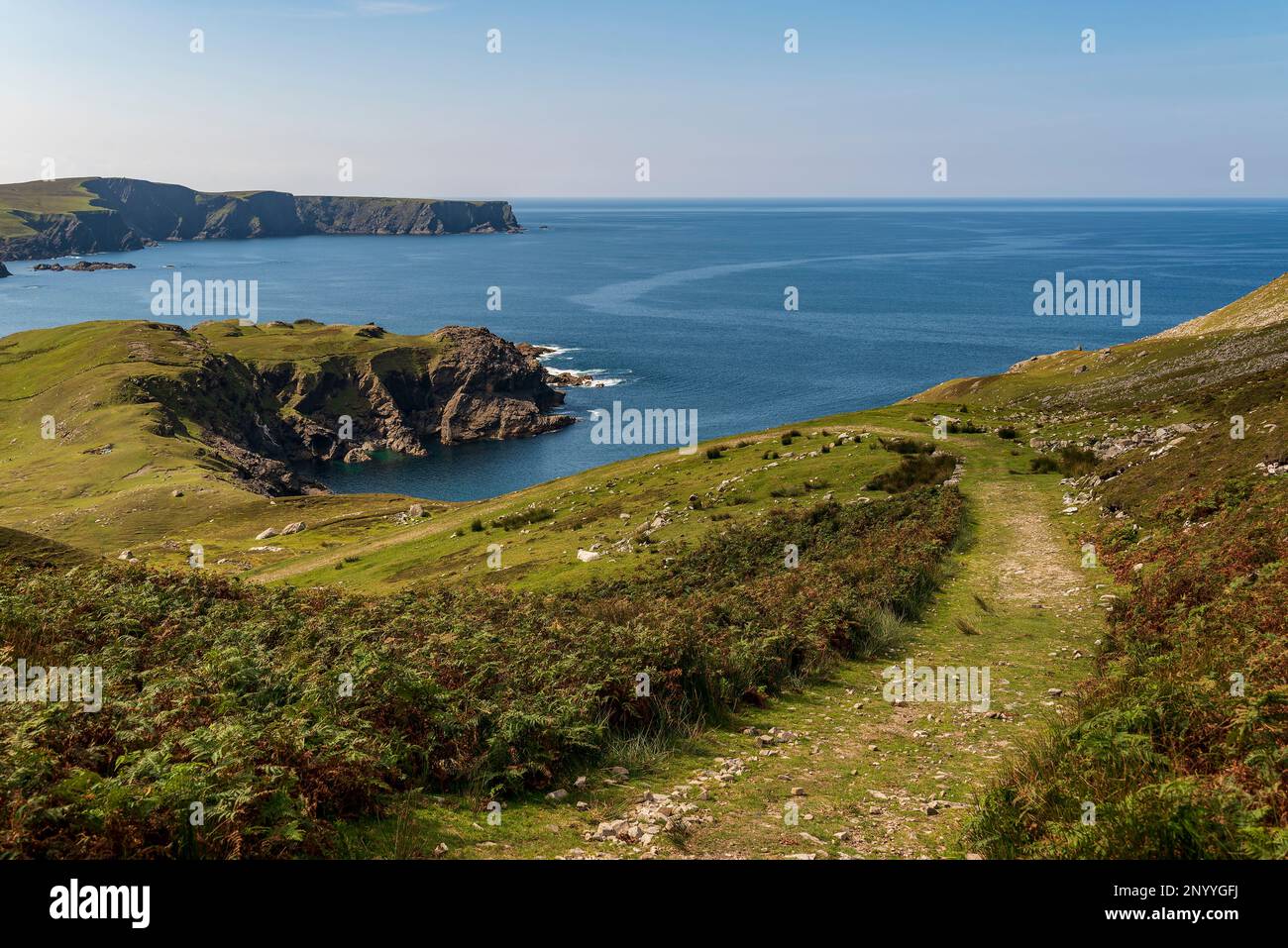 Sentier de randonnée de la tour Glencolummmkille, qui mène le long des falaises verdoyantes de Donegal, en Irlande Banque D'Images