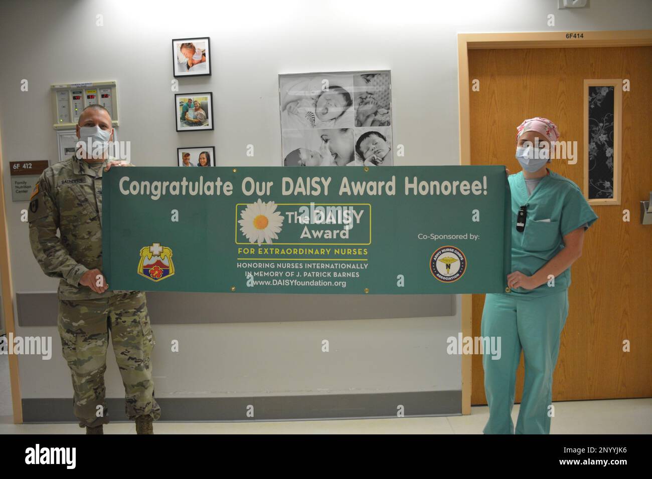 Félicitations à notre nouveau lauréat du « DAISY Award » (à droite), Capt Allison Crow, RN. Le prix DAISY récompense les infirmières qui prodiguent chaque jour des soins extraordinaires, coordonnés, compatissants et habiles. Le prix DAISY a été créé par la DAISY Foundation en 1999 par la famille de J. Patrick (Pat) Barnes, un patient qui a perdu la vie à cause de la maladie auto-immune ITP. La famille de Barnes voulait reconnaître les soins incroyables que les infirmières lui ont fournis avant sa mort et a créé le prix maintenant adopté par des organismes de santé dans le monde entier. Banque D'Images