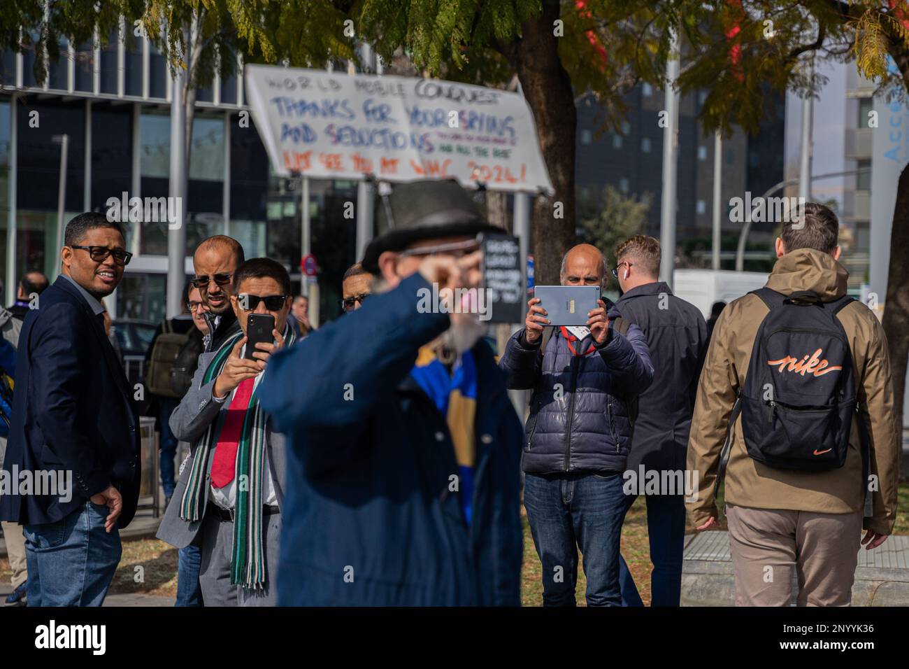 Barcelone, Barcelone, Espagne. 2nd mars 2023. Un homme fait une performance critique avec le Mobile World Congress dans les environs de la Fira. La représentation consiste à marcher aux côtés des membres du Congrès avec une affiche qui montre sarcastique leur opinion de l'événement. (Credit image: © Marc Asensio Clupes/ZUMA Press Wire) USAGE ÉDITORIAL SEULEMENT! Non destiné À un usage commercial ! Banque D'Images