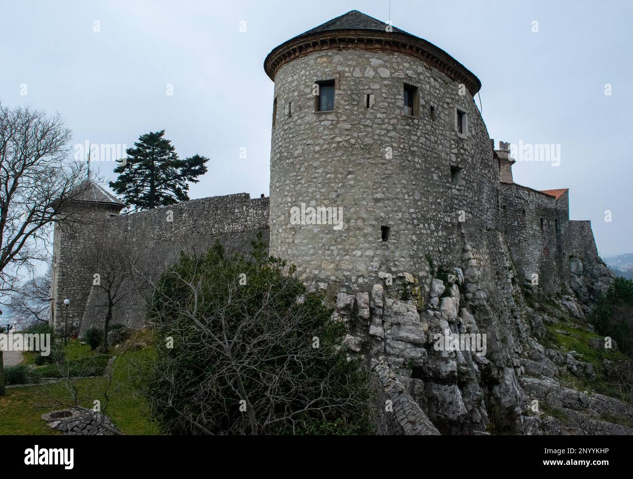 Charmant château de Trsat, ancienne fortification de la ville de Rijeka. Banque D'Images