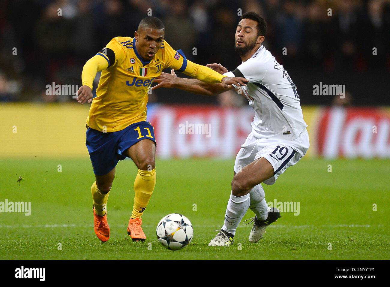 Douglas Costa de Juventus cherche à passer Mousa Dembele de Tottenham Hotspur - Tottenham Hotspur v Juventus, UEFA Champions League, Round of 16 - second Leg, Wembley Stadium, Londres - 7th mars 2018. Banque D'Images