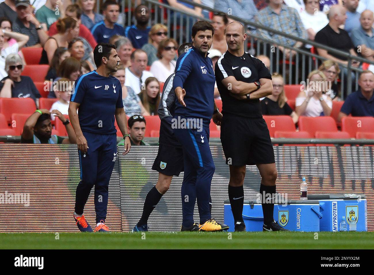 Mauricio Pochttino Moans, directeur de Tottenham Hotspur, a propos de la décision de l'arbitre Lee Mason au quatrième officiel Robert Medley - Tottenham Hotspur v Burnley, Premier League, Wembley Stadium, Londres - 27th août 2017. Banque D'Images