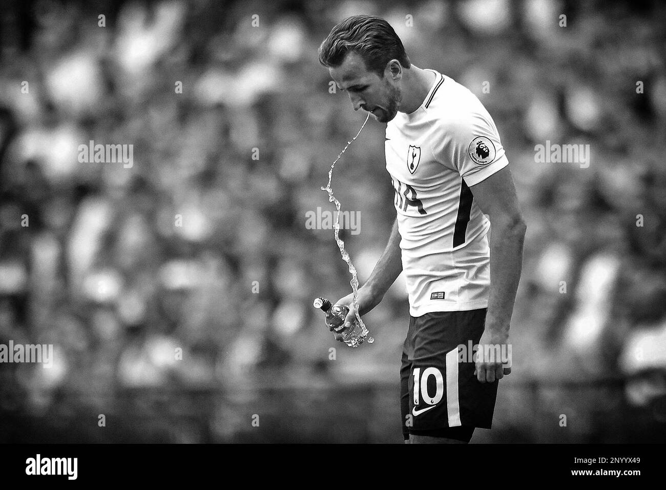 Harry Kane de Tottenham Hotspur prend un verre lors d'un après-midi chaud - Tottenham Hotspur v Burnley, Premier League, Wembley Stadium, Londres - 27th août 2017. Banque D'Images