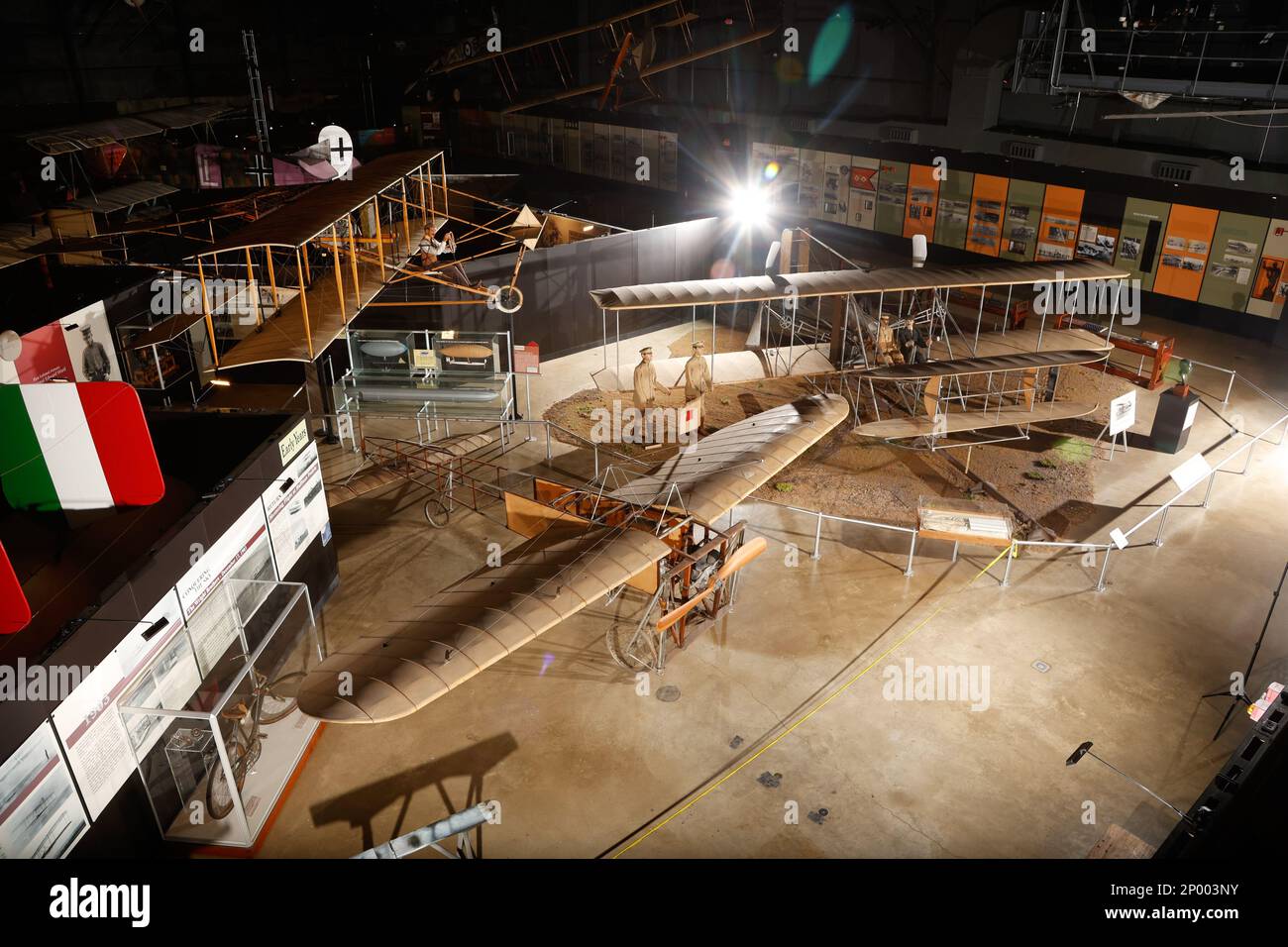 La galerie de la petite enfance du Musée national des États-Unis La Force aérienne raconte l'histoire des vols de ballon les plus meurtriers à travers les précurseurs de la Seconde Guerre mondiale Ces trois appareils, le Curtis Pusher, le Wright Military Flyer 1909 et Bleriot, ont été des progrès clés dans la technologie de l'aviation. ÉTATS-UNIS Photo de la Force aérienne par Ty Greenlees) Banque D'Images