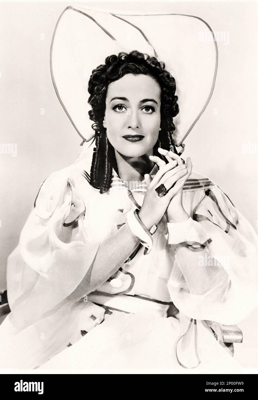 1936 , USA : l'actrice Joan CRAWFORD ( 1904 - 1977 ) , pubblicity toujours MGM au moment du film ' la magnifique Hussy '( Trop amata ) par Clarence Brown , du nobel par Samuel Hopkins Adams . - Metro Goldwyn Mayer - CINÉMA - FILM - portrait - ritrato - bijoux - bijoux - gioiello - gioielli - anneaux - anello - anelli - boucles - riccioli - boscocoli - robe transparente - abito vestito trasparente - cappello - chapeau - mains - mano - mani - DIVA - DIVINA --- ARCHIVIO GBB Banque D'Images