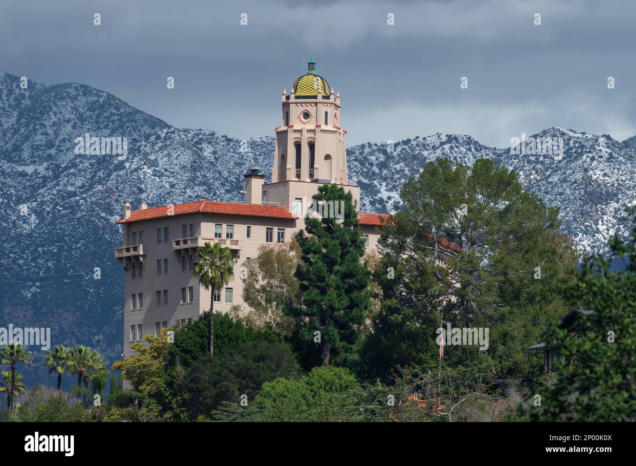 Le palais de justice Richard H. Chambers à Pasadena, y compris les montagnes San Gabriel en arrière-plan. Banque D'Images