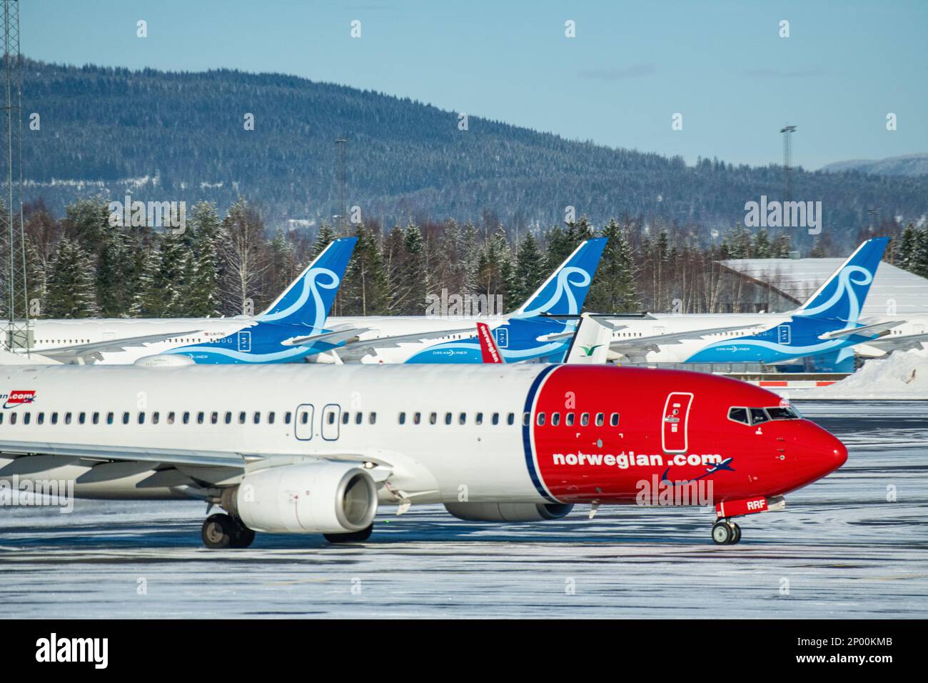 Un avion de Norwegian Airlines devant certains avions de Norse Atlantic Airways à l'aéroport d'Oslo. Banque D'Images