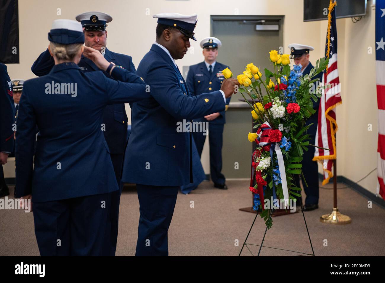 Un membre de la Garde côtière dépose une rose sur la couronne du mémorial lors du service commémoratif de 43rd pour le garde-côte Blackthorn, sur la base Galveston, Texas, le 28 janvier 2023. Vingt-trois des 50 membres d’équipage du Blackthorn ont péri après que le cutter ait heurté un navire-citerne et a coulé près du pont Sunshine Skyway à Tampa, en Floride, le 28 janvier 1980 Banque D'Images