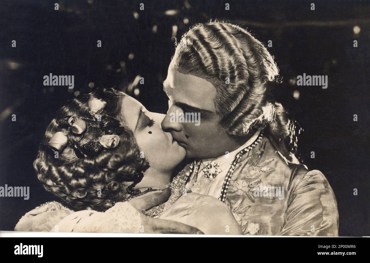 1924 , USA : l'acteur de cinéma sur écran silencieux RUDOLPH VALENTINO ( né Rodolfo Guglielmi , 1895 - 1926 ), avec DORIS KENYON à MONSIEUR BEAUCAIRE de Sydney Olcott , du roman de Booth Tarkington , Costume de George Barbier - CINÉMA MUTO - RODOLFO - attore camografico - neo - mole - col - colletto - LATIN AMANT - italoamericano - italo americano - italo-americano - émigrant - emigrante - italo-américain - portrait - ritto - parrucca - perruque - profilo - KISS - profil - BACIO - boucles - boccoli - riccioli - Collo - cou - étreinte - abbraccio - ricamo - cousus - orecchini - orecchino Banque D'Images