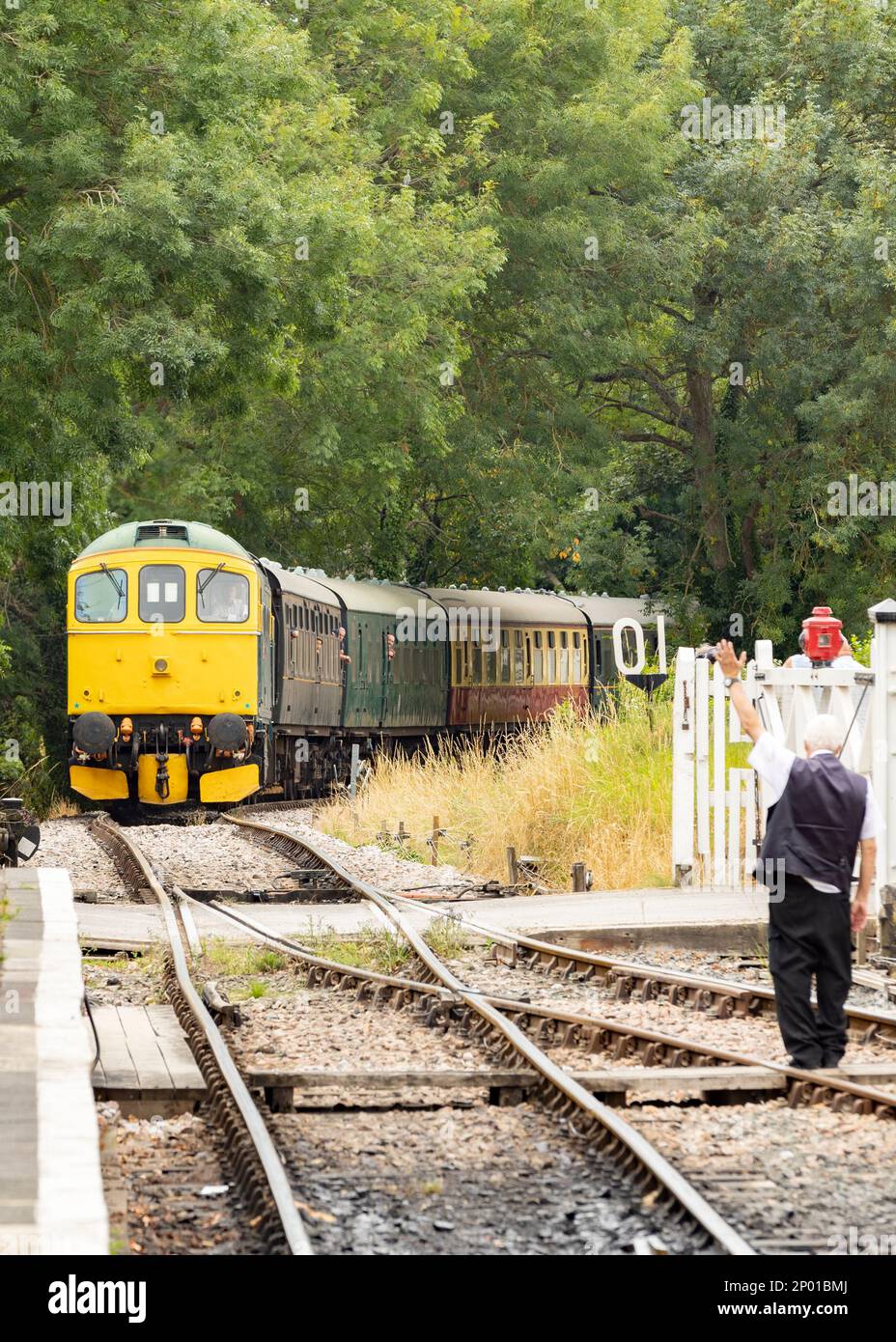 Tenterden, Kent, royaume-uni, 21, août, le train 2022 passagers approche la gare du terminal de service à la plate-forme locale. Banque D'Images