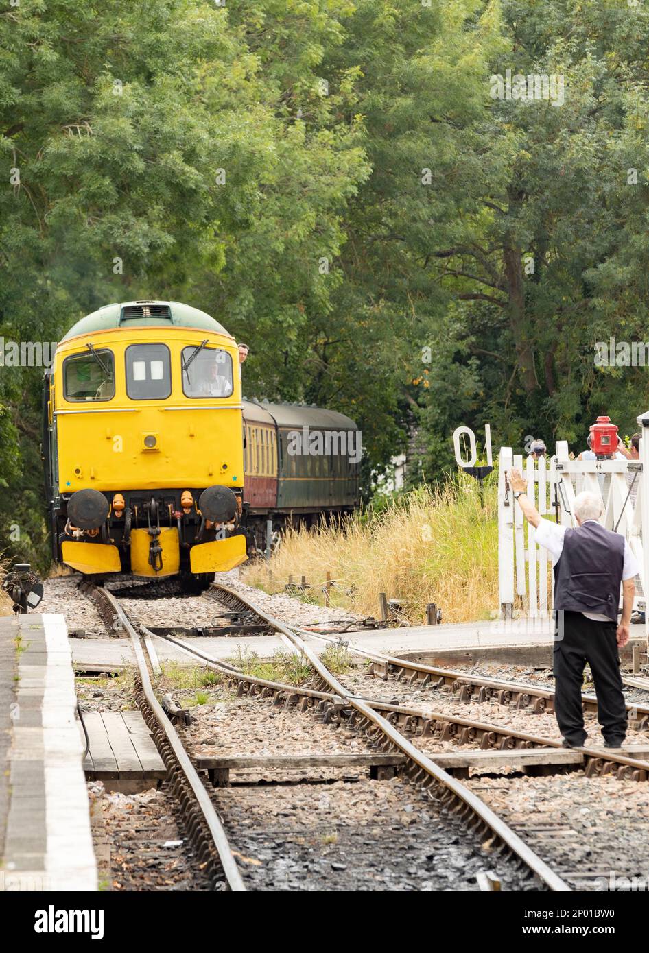 Tenterden, Kent, royaume-uni, 21, août, le train 2022 passagers approche la gare du terminal de service à la plate-forme locale. Banque D'Images