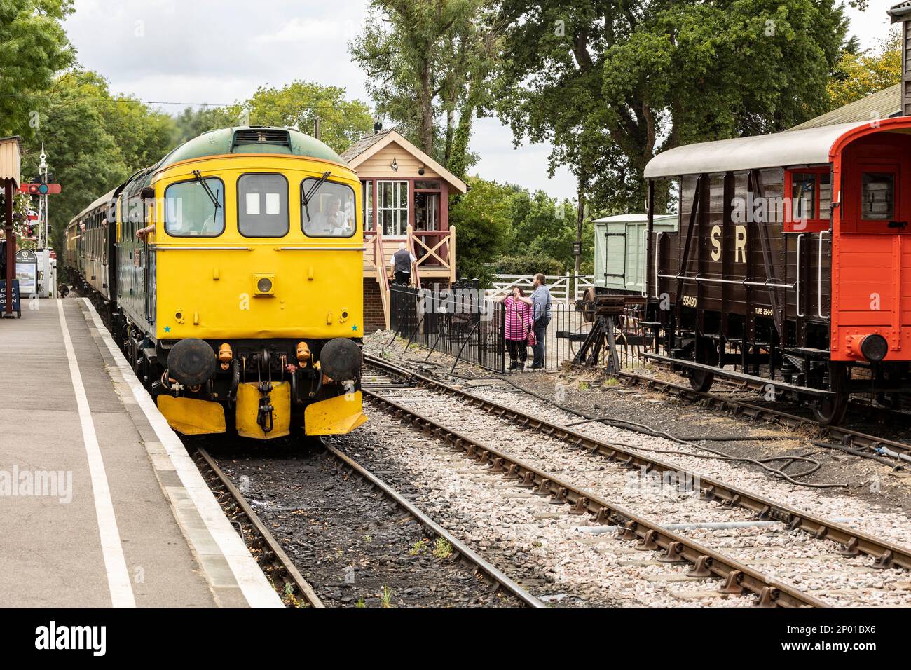 Tenterden, Kent, royaume-uni, 21, août, le train 2022 passagers approche la gare du terminal de service à la plate-forme locale. Banque D'Images