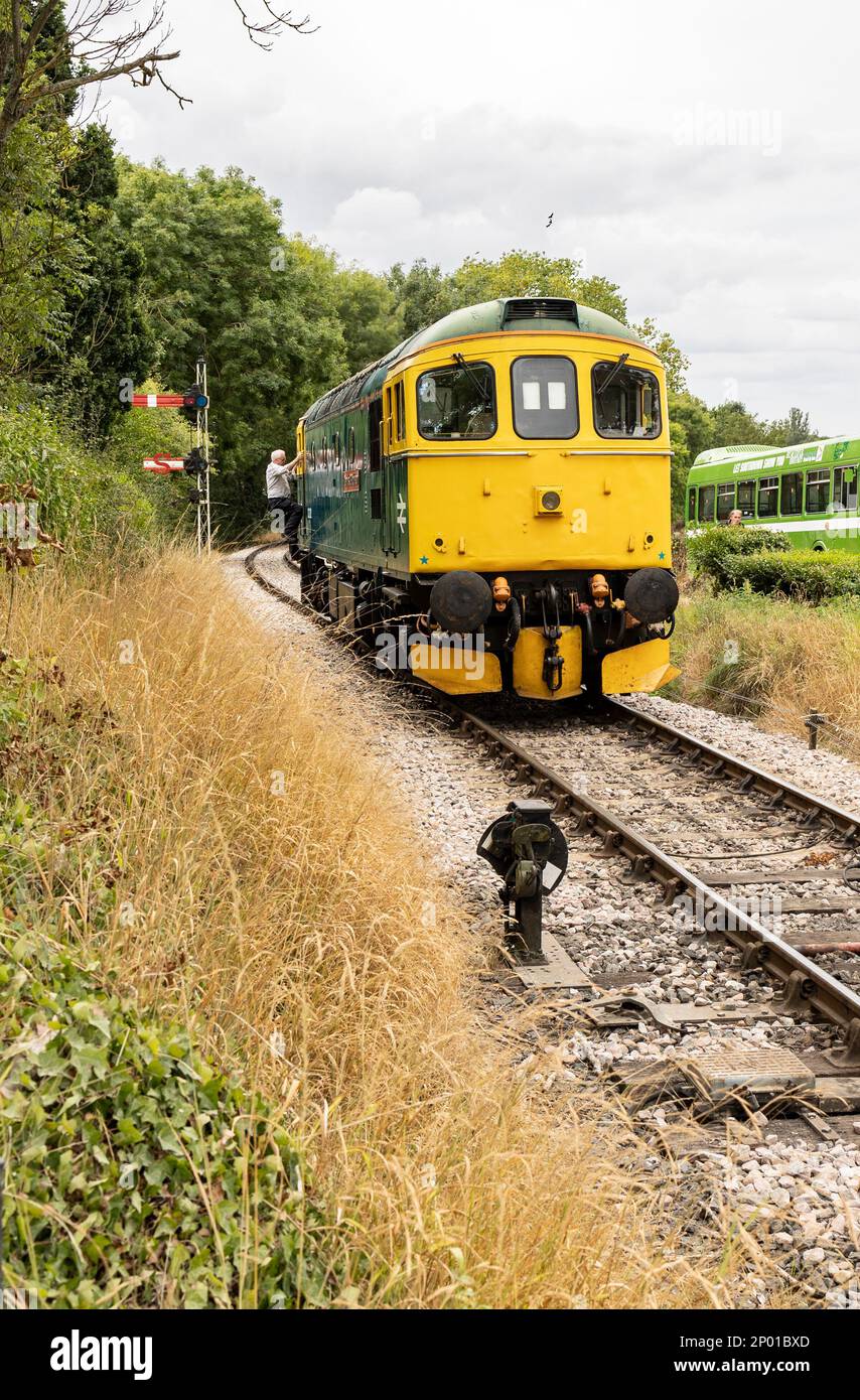 Tenterden, Kent, royaume-uni, 21, août, le train 2022 passagers approche la gare du terminal de service à la plate-forme locale. Banque D'Images