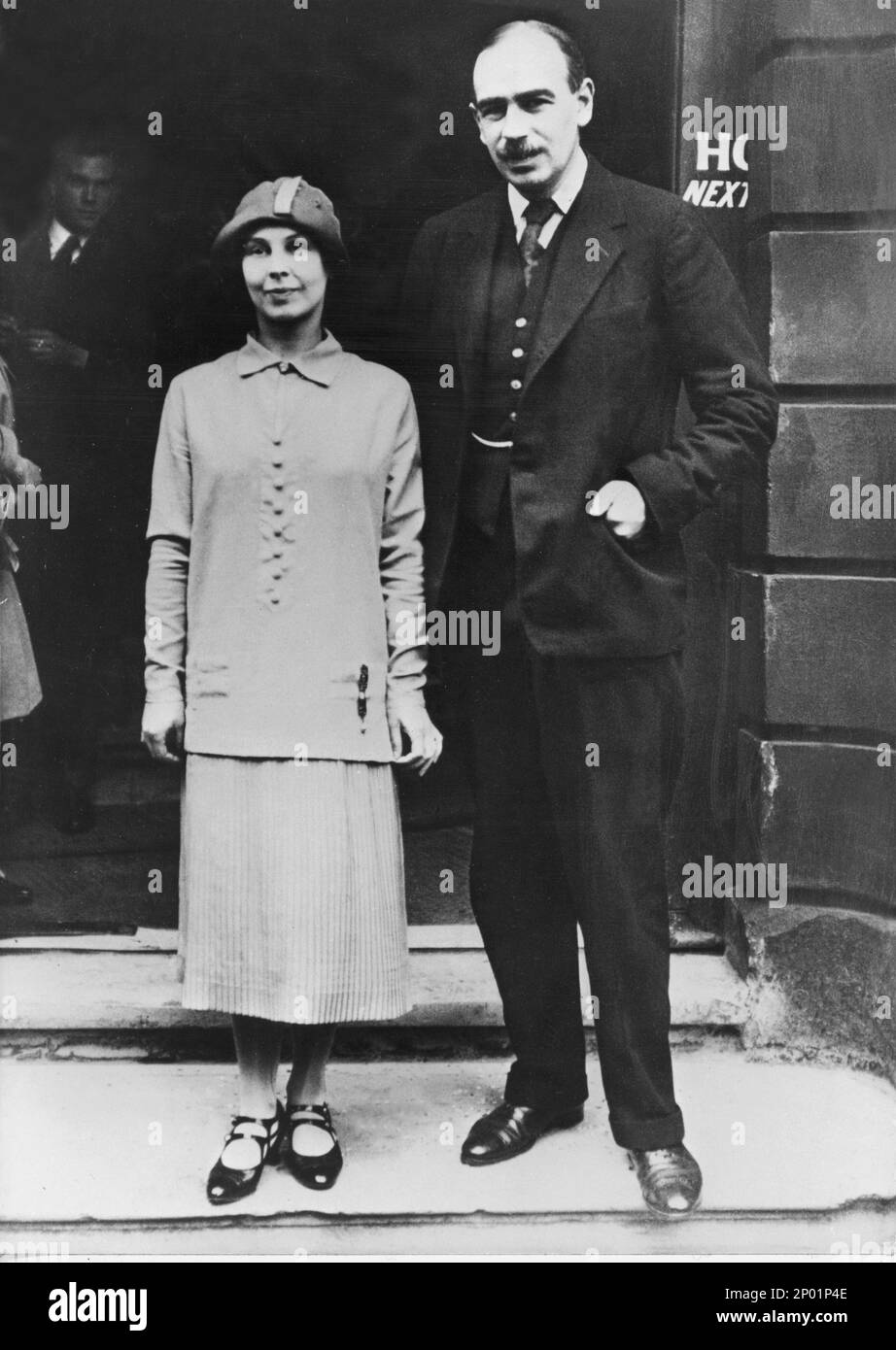1936 , LONDRES , GRANDE-BRETAGNE : l'économiste britannique John Maynard KEYNES ( 1883 - 1946 ) le jour du mariage avec la danseuse russe de la compagnie de ballet DIAGHILEV LYDIA LOPOKOVA ( Lopokhova , 1892 - 1981 ) . Keynes était le fondateur de secret gay Lodge à l'université d'Eton avec les écrivains Lytton Strachey et Edward Forster . En 1908 a été l'amant du peintre Duncan Grant de Bloomsbury Groupe de l'écrivain Virginia Woolf Bell - ECONOMIA - ECONOMISTA - ÉCONOMIE - ritrato - portrait - nozze - matrimonio - mariage - sposa - marito e moglie - femme et Houssband - bachigi - moustache - GAY - LGBT - omosessuale - Banque D'Images