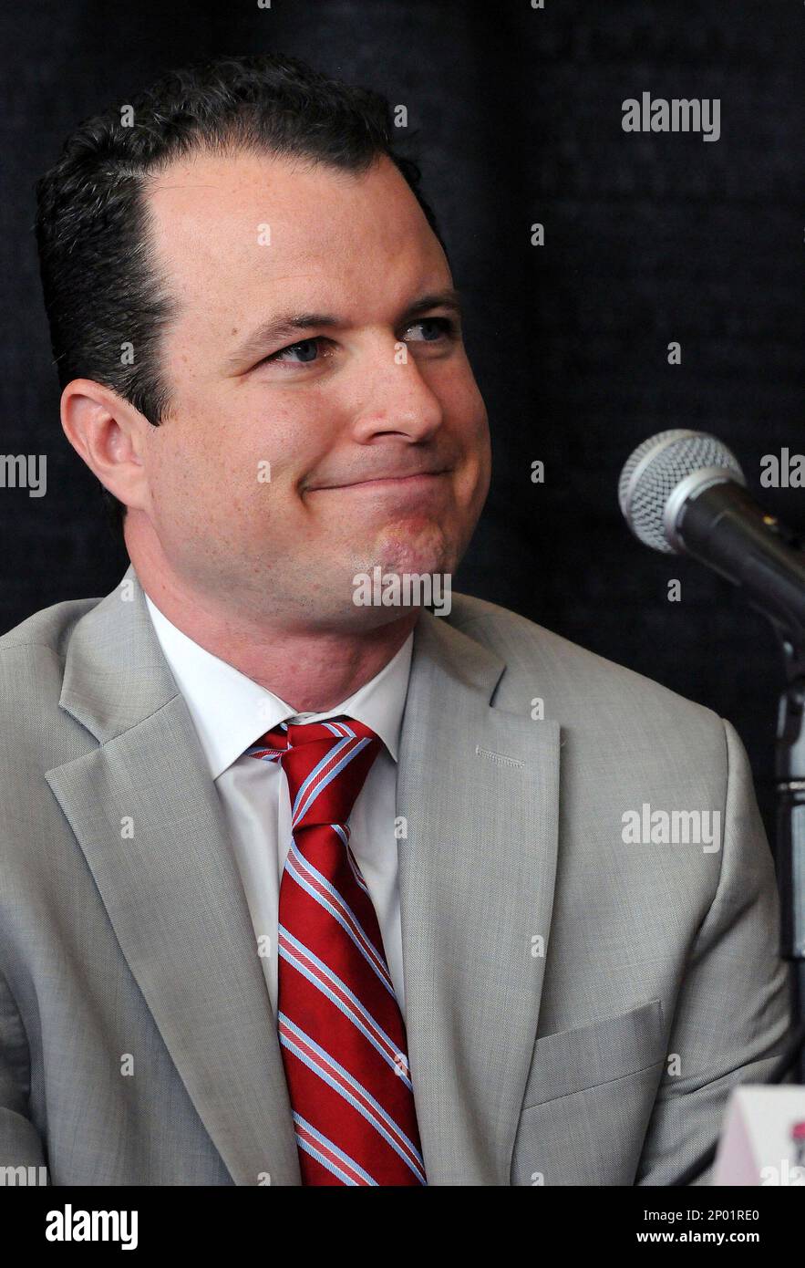 New Mexico's new men's basketball coach Paul Weir smiles during a news conference, Tuesday April 11, 2017. New Mexico turned to its own backyard for a new men's basketball coach by hiring Weir to lead the Lobos. Weir set a school record with 28 wins at NMSU, leading the Aggies to a Western Athletic Conference tournament championship and an NCAA berth. (Jim Thompson/Albuquerque Journal via AP) Banque D'Images
