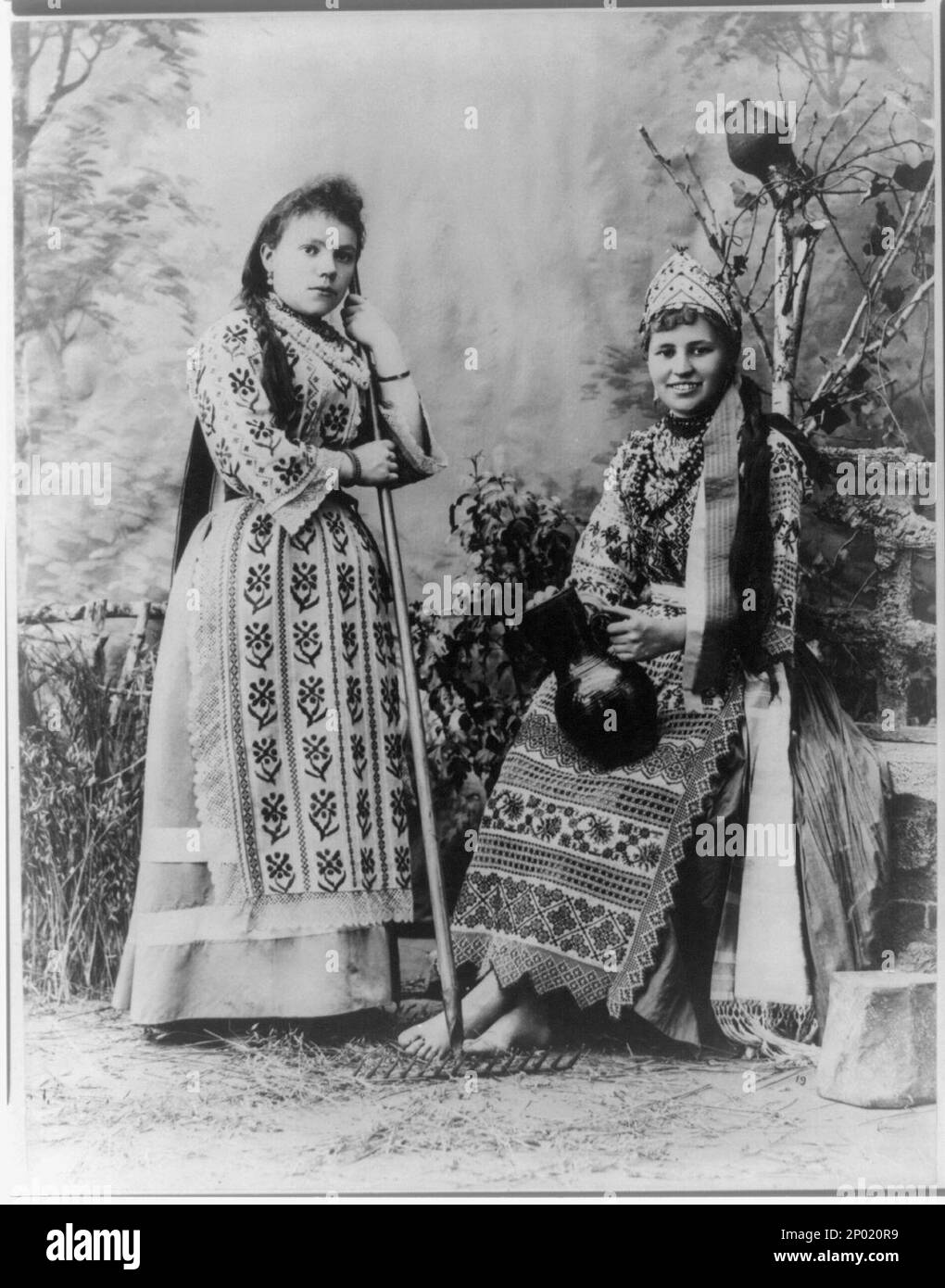 Les femmes paysannes en robe indigène de la petite Russie (ancienne). Titre et autres informations transcrites à partir de la carte de légende et de l'article, anciennement dans SPF - Europe - Russie - femmes paysannes de la petite Russie (ancienne), Frank et Frances Carpenter Collection . Banque D'Images