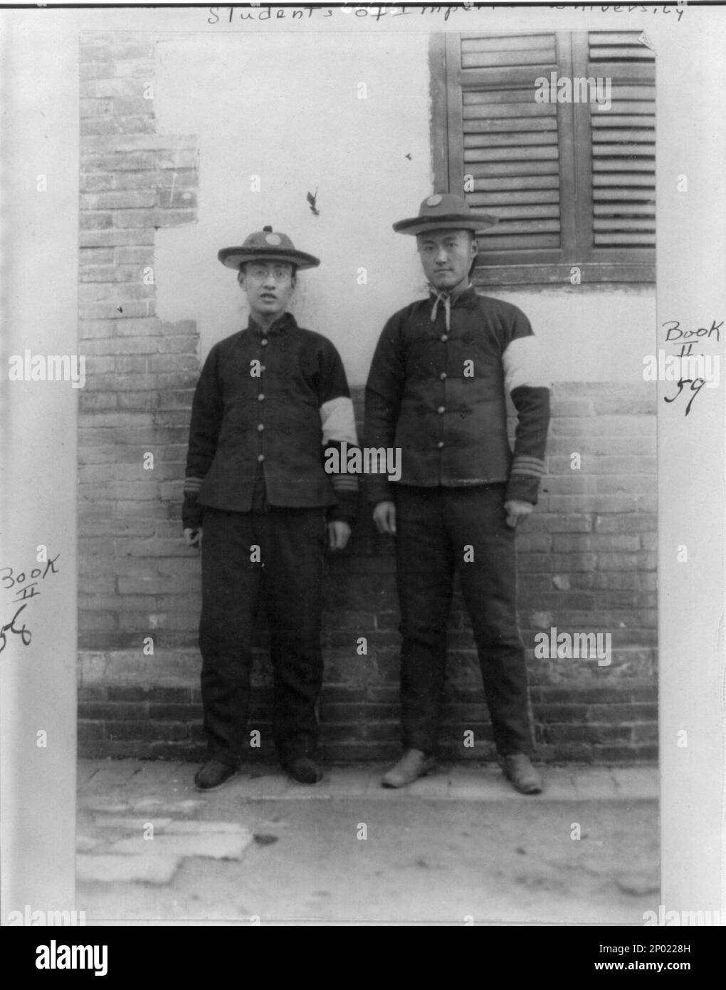 Deux étudiants de l'Université impériale portant des bandes de bras blanc sur le bras gauche de l'uniforme militaire; pleurant la mort de la dot Empress Tzu HSI, 1908?, Pékin. Titre et autres informations transcrites à partir de la carte de légende et de l'article, Websters; Tzu HSI ou Tze-usi également connu sous le nom de Yehonala 1835-1908, Frank and Frances Carpenter Collection , Caption card tracings: Universités,.; Death Misc.; China Hist 1908?; China P-; Shelf. Banque D'Images