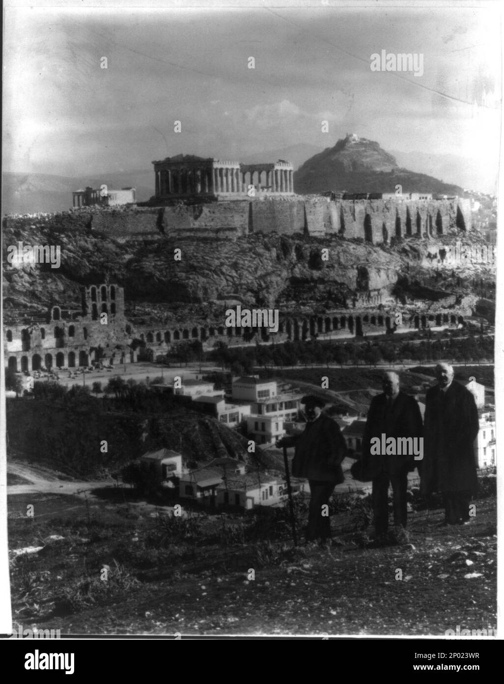 Grèce - Athènes - le Parthénon - vue de loin, Mt. Lycabette en arrière-plan. Grèce, Frank et Frances Carpenter Collection . Banque D'Images
