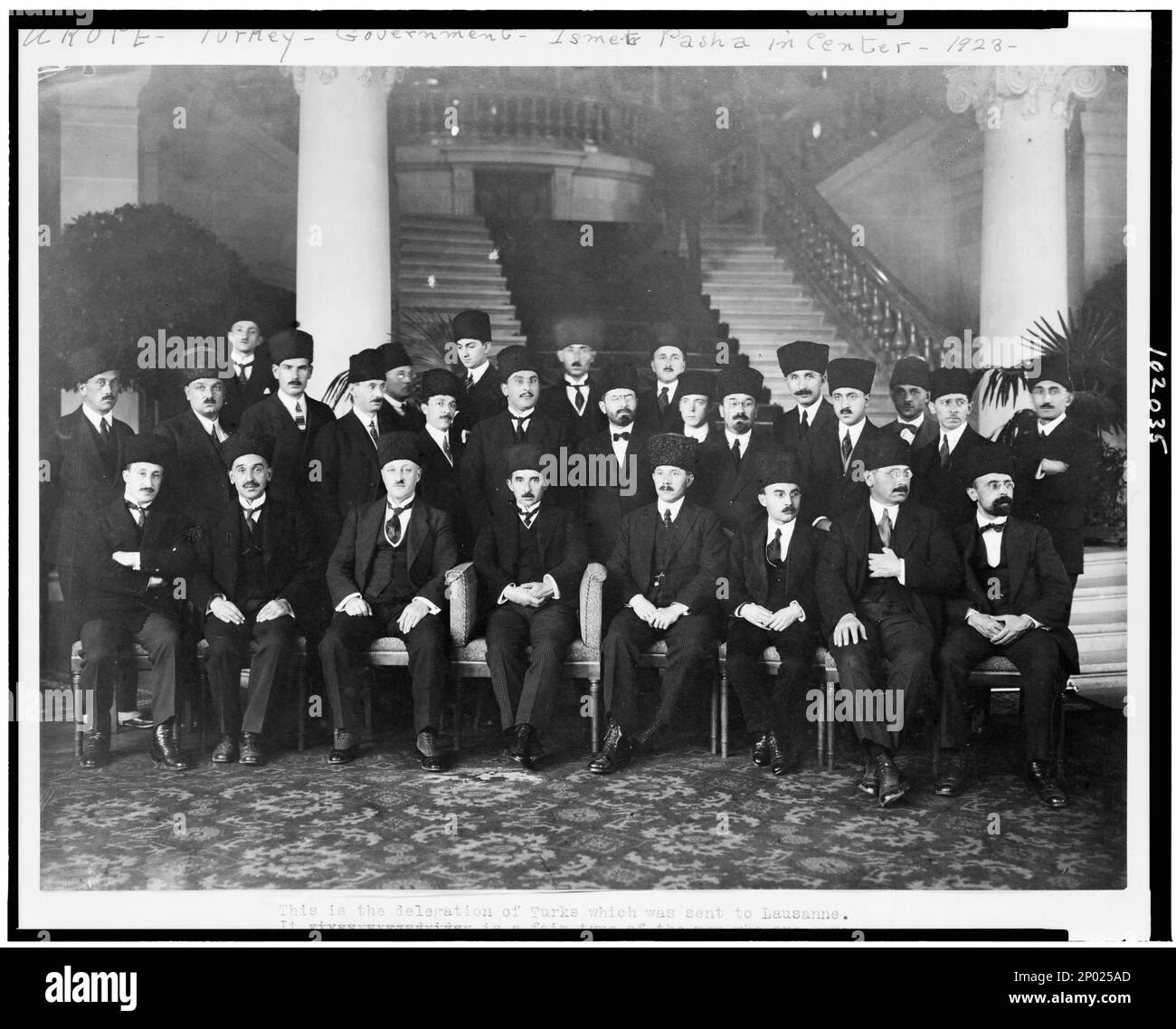 C'est la délégation des Turcs qui a été envoyée à Lausanne. Il s'agit d'un fiar, c'est-à-dire Fair(?) Type des hommes qui gouvernent la Turquie à jour. Ismet Pasha dans le centre. Collection Frank et Frances Carpenter, ?nönü, ?smet,,1884-1973, délégations,1920-1930, fonctionnaires, Turquie,1920-1930. Banque D'Images C'est la délégation des Turcs qui a été envoyée à Lausanne. Il s'agit d'un fiar, c'est-à-dire Fair(?) Type des hommes qui gouvernent la Turquie à jour. Ismet Pasha dans le centre. Collection Frank et Frances Carpenter, ?nönü, ?smet,,1884-1973, délégations,1920-1930, fonctionnaires, Turquie,1920-1930. Banque D'Images