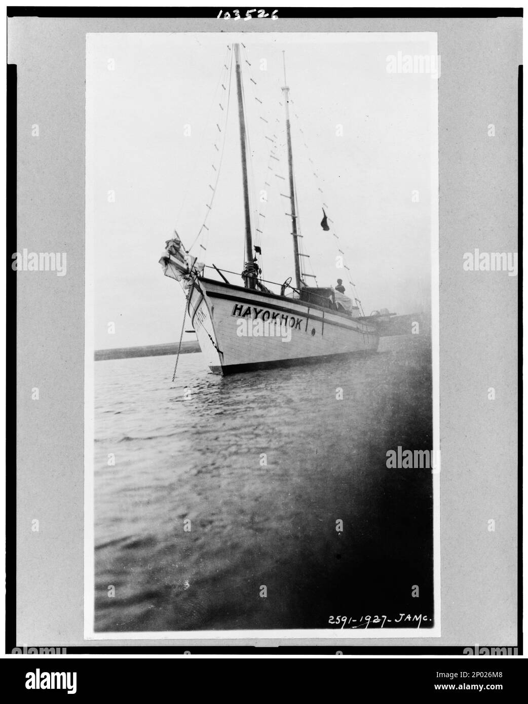 Goélette commerciale, Hayokhok, île Herschel, Territoires du Nord-Ouest, Canada. Collection Frank et Frances Carpenter, photo du ministère canadien de l'intérieur, no 2591-1927-JAMC. Voiliers,territoire du Yukon,Herschel Island,1890-1930. Banque D'Images