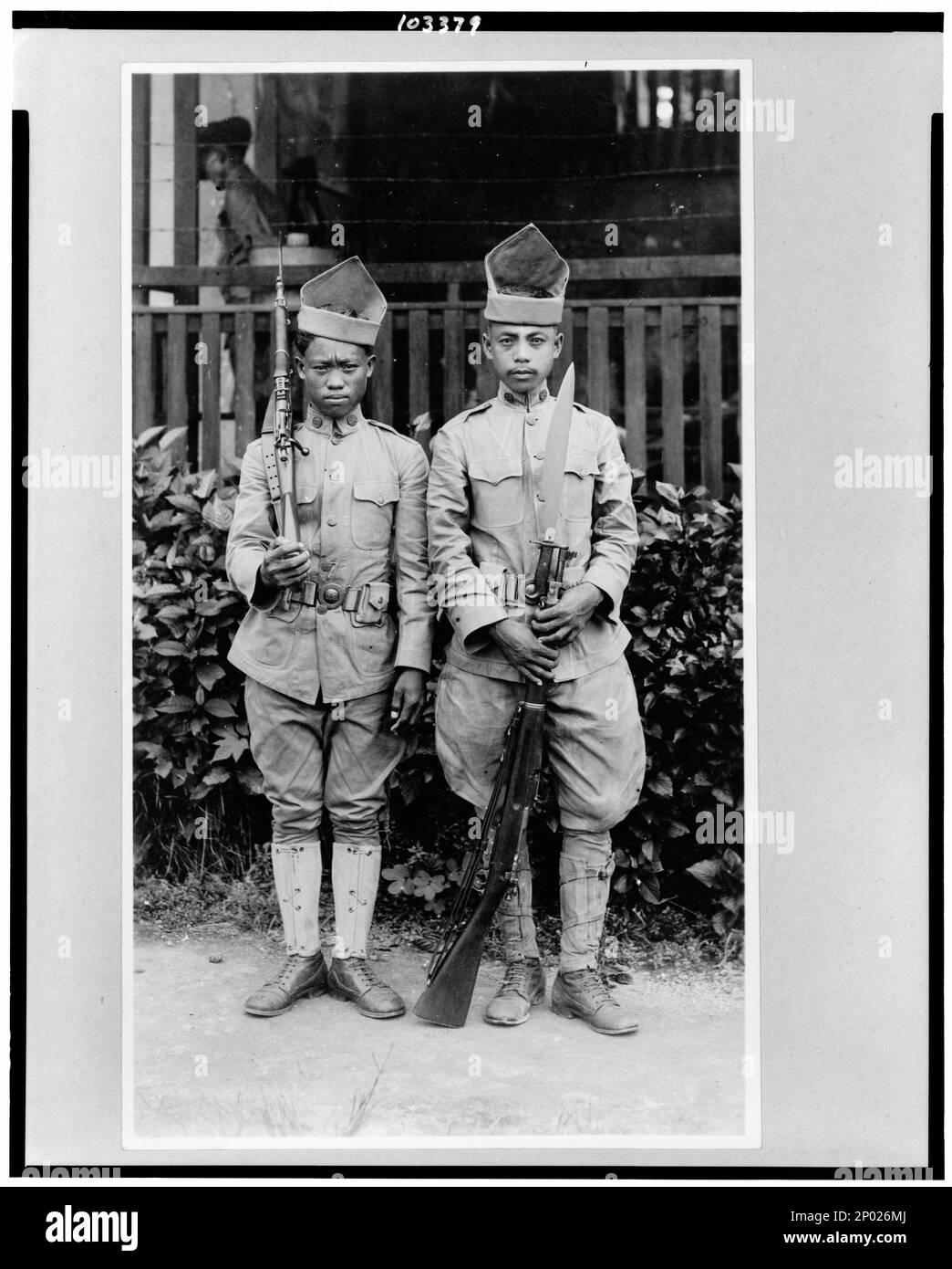 Deux soldats moro, Îles Philippines. Collection Frank and Frances Carpenter, Soldiers,Philippines,1900-1930, Muslians,Philippines,1900-1930. Banque D'Images