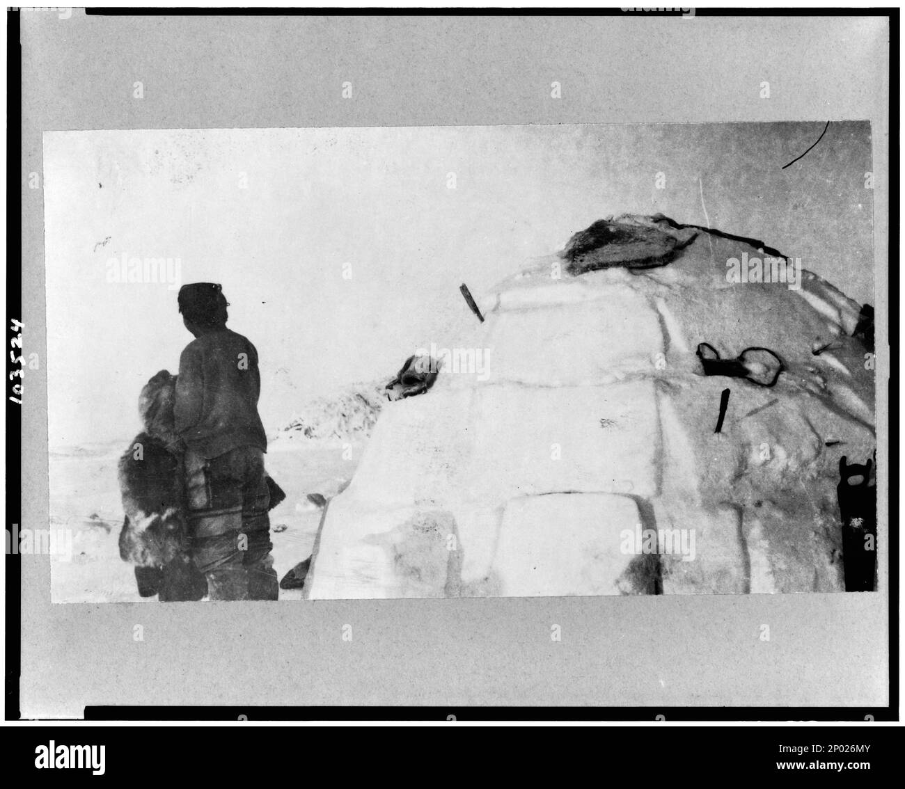 Un igloo esquimau sur l'île de Baffin, Territoires du Nord-Ouest, Canada. Photo du ministère canadien de l'intérieur, collection Frank et Frances Carpenter, Esquimaux,habitations,Nunavut,Île de Baffin,1920-1930, iGloos,Nunavut,Île de Baffin,1920-1930. Banque D'Images