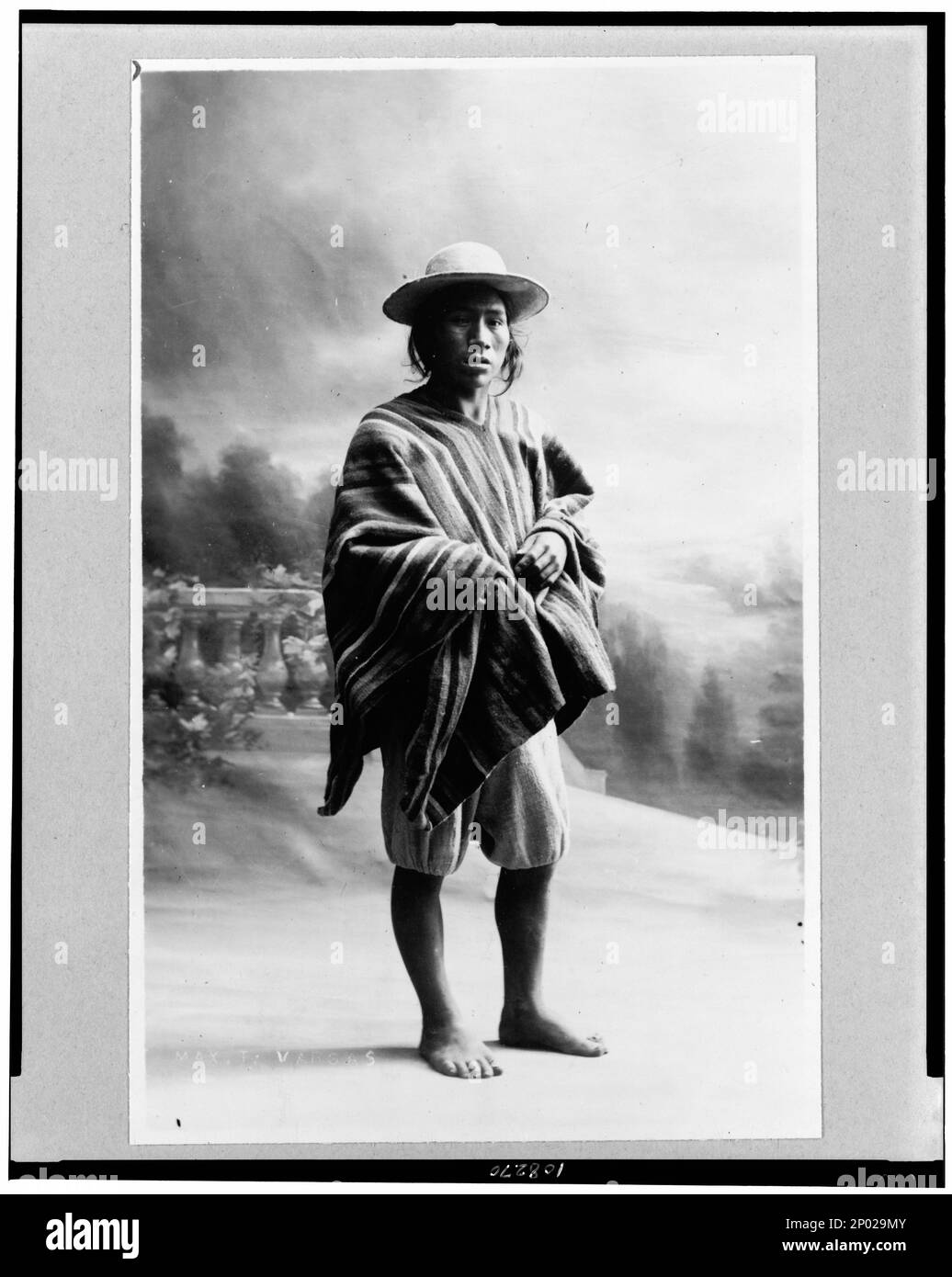 Un Indien Aymara, debout, face légèrement à droite, Bolivie. Tirage photographique par Max T. Vargas, Arequipa, la Paz, Frank et Frances Carpenter Collection, Indiens d'Amérique du Sud, Bolivie, vêtements et tenues, 1900-1930, Aymara Indians, vêtements et tenues, 1900-1930. Banque D'Images