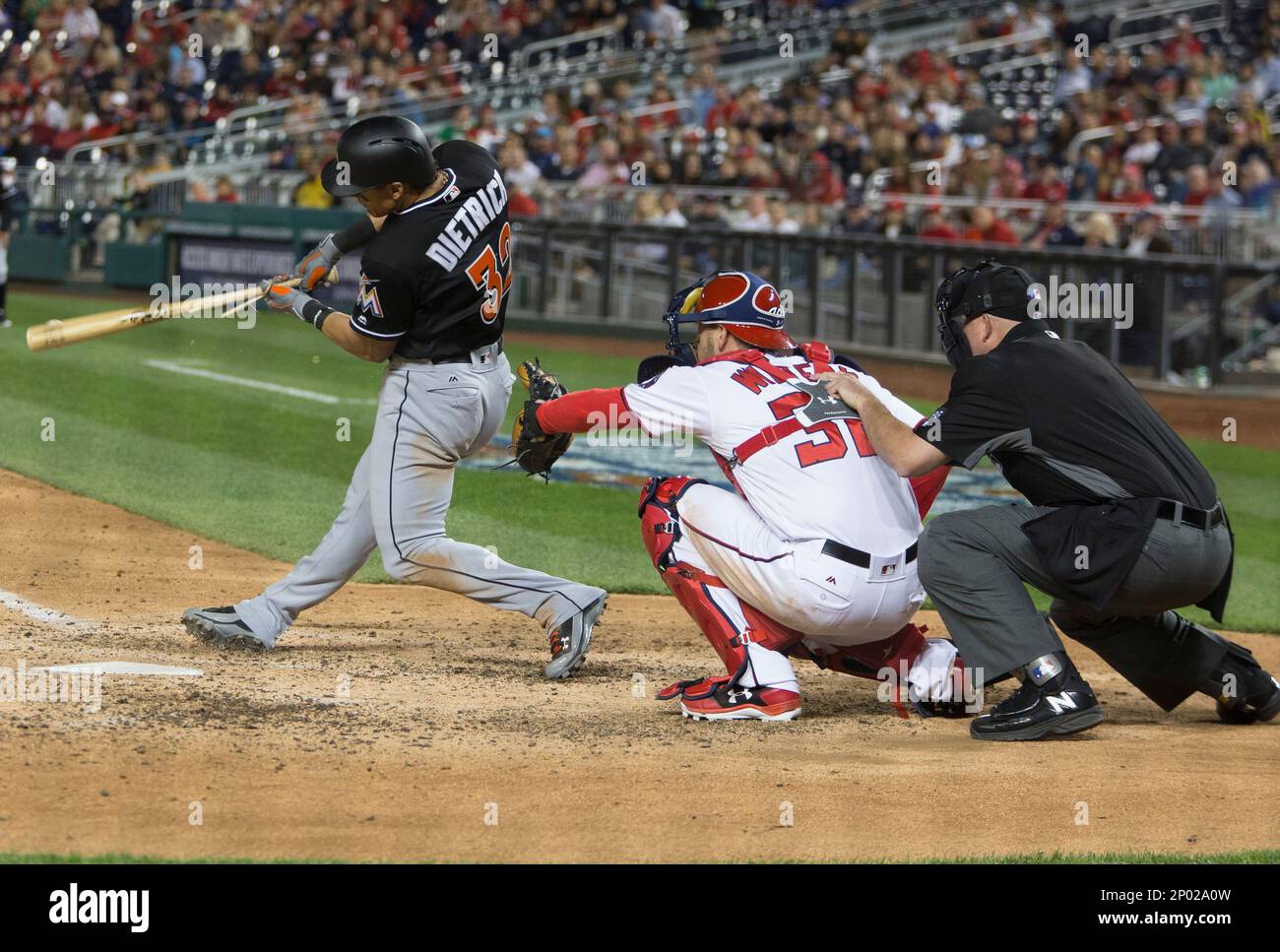 WASHINGTON, DC - APRIL 05: Miami Marlins second baseman Derek Dietrich (32) cracks his bat during a MLB game on April 05, 2017, between the Washington Nationals and the Miami Marlins at Nationals Park, in Washington DC. Washington Nationals defeated the Miami Marlins 6-4. (Photo by Tony Quinn/Icon Sportswire) (Icon Sportswire via AP Images) Banque D'Images