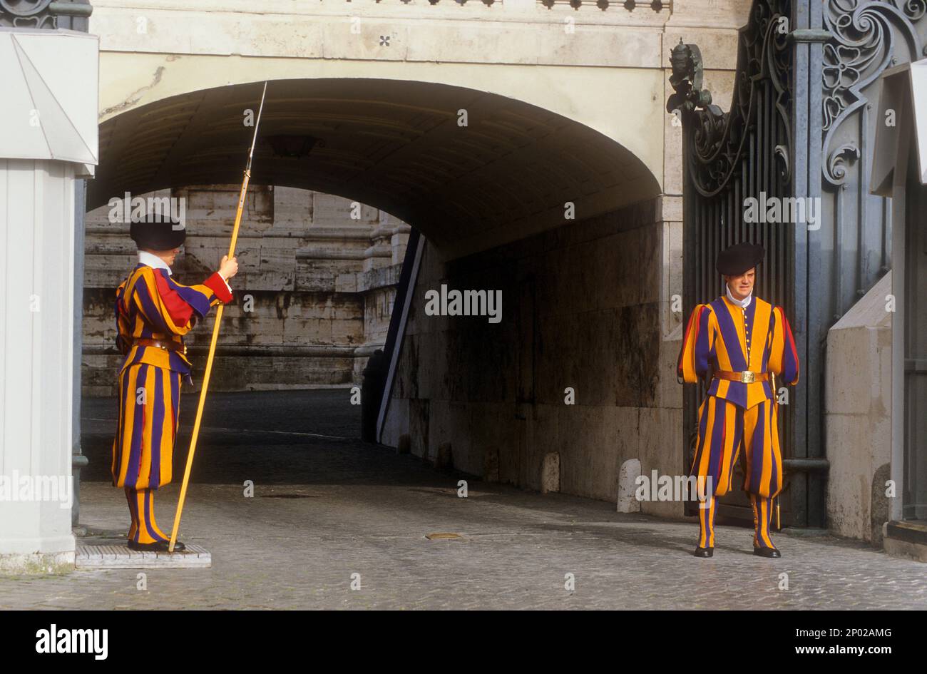 Gardes suisses , sur la place Saint-Pierre, le Vatican, Rome, Italie Banque D'Images