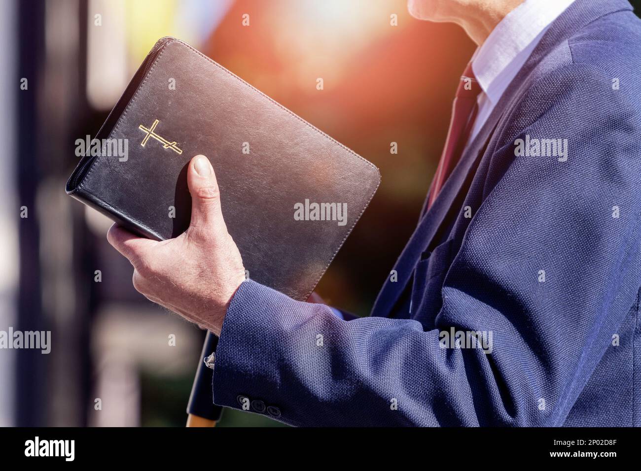 Pasteur avec une Bible dans sa main pendant un sermon, le prédicateur livre un discours Banque D'Images